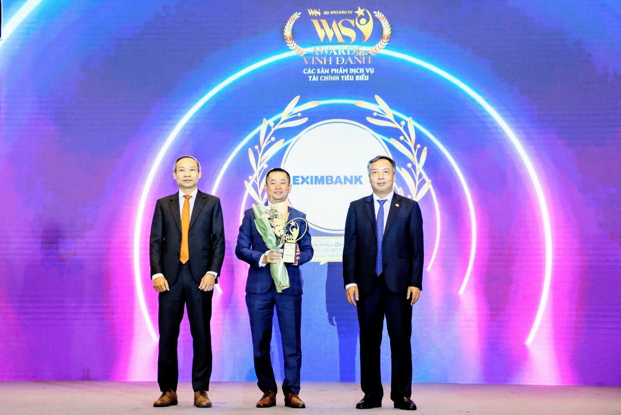 Ông Nguyễn Hướng Minh, Phó Tổng Giám đốc Eximbank (giữa) nhận Cúp giải thưởng Sản phẩm Link Đăng Nhập PG88 Chính Thức 2026; & Chuyển đổi số tiêu biểu năm 2024 từ Ban tổ chức.