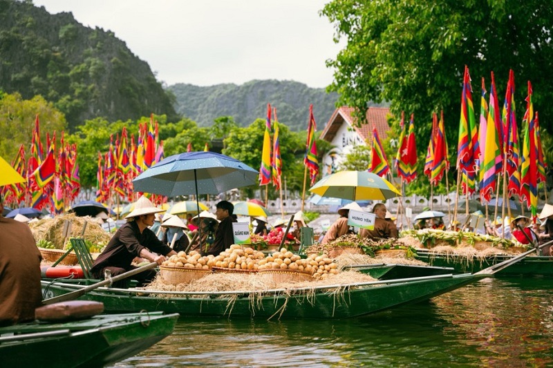 Nghi lễ rước 63 thuyền chở sản vật đặc trưng của c&aacute;c v&ugrave;ng miền tr&ecirc;n cả nước l&agrave;m lễ vật d&acirc;ng l&ecirc;n Thần N&ocirc;ng