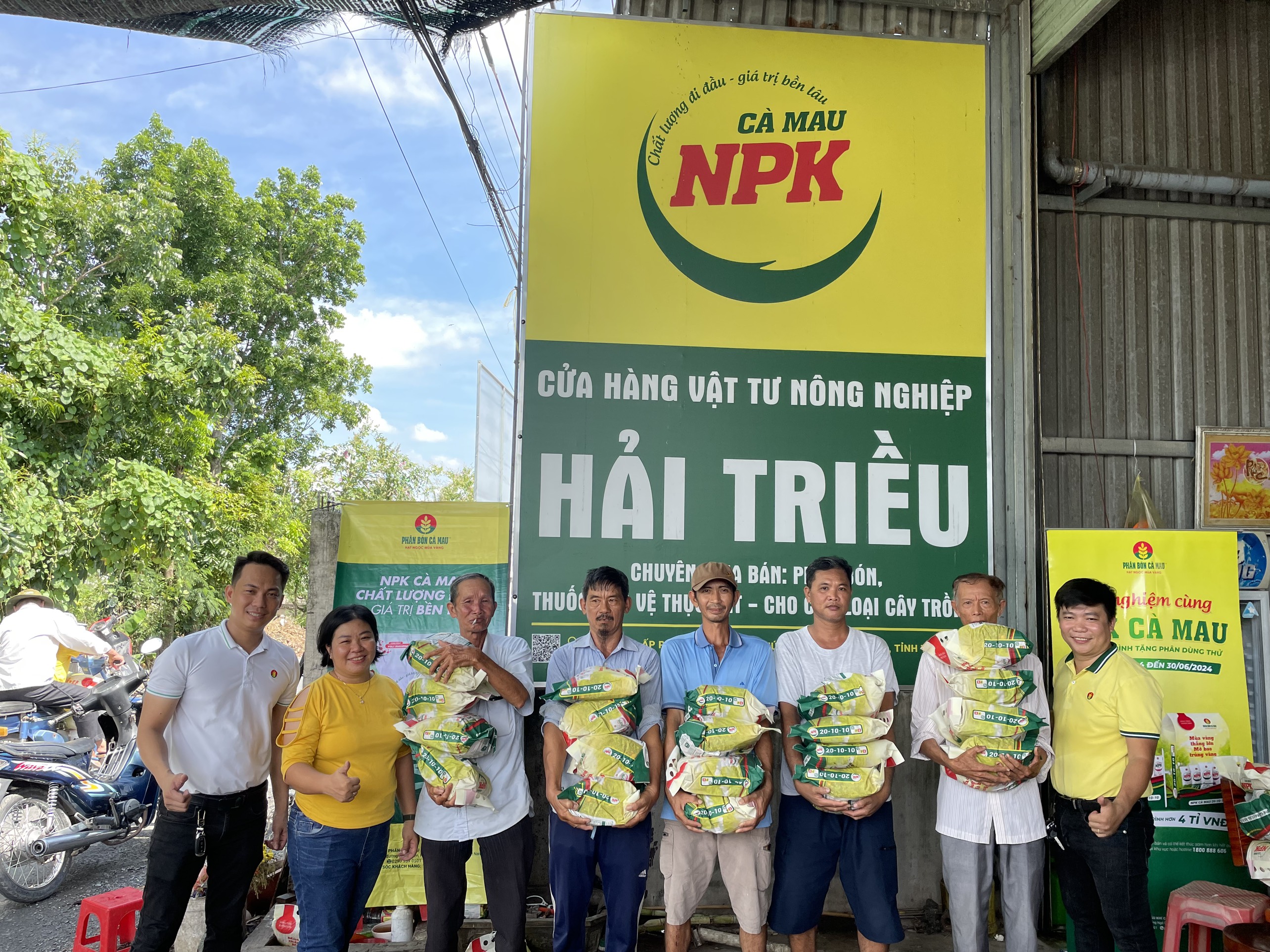 Ph&acirc;n B&oacute;n C&agrave; Mau đồng h&agrave;nh c&ugrave;ng b&agrave; con n&ocirc;ng d&acirc;n trong chương tr&igrave;nh tặng ph&acirc;n b&oacute;n d&ugrave;ng thử NPK C&agrave; Mau.