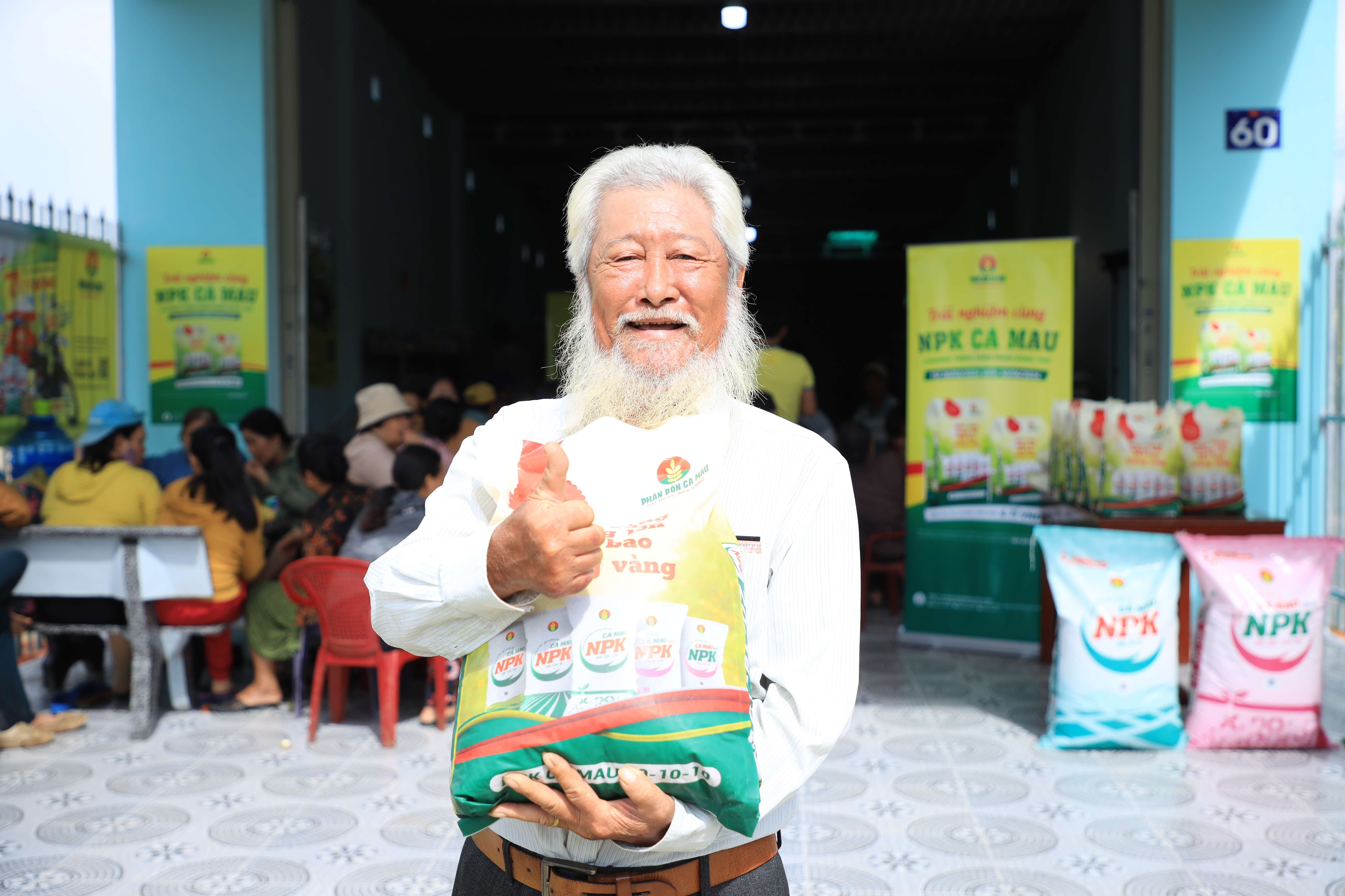 &Ocirc;ng Lưu Văn Cường (huyện Bắc B&igrave;nh, tỉnh B&igrave;nh Thuận) phấn khởi tại buổi trao tặng ph&acirc;n b&oacute;n d&ugrave;ng thử NPK C&agrave; Mau.