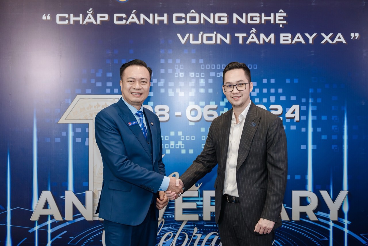 &Ocirc;ng Lương Nguyễn Minh Đăng - Gi&aacute;m Đốc Khối Ng&acirc;n h&agrave;ng B&aacute;n lẻ Eximbank v&agrave; &Ocirc;ng Nguyễn Xu&acirc;n Thủy - Nh&agrave; s&aacute;ng lập VBCI k&yacute; kết Bi&ecirc;n bản Ghi nhớ.