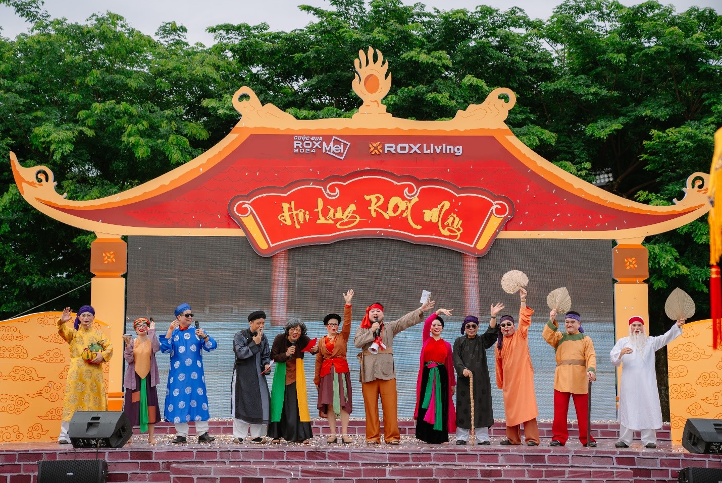 Tinh thần &ldquo;l&agrave; người chơi kh&ocirc;ng l&agrave; kh&aacute;n giả&rdquo; được truyền từ l&atilde;nh đạo tới c&aacute;n bộ nh&acirc;n vi&ecirc;n, c&aacute;c l&atilde;nh đạo ROX Living h&oacute;a th&acirc;n th&agrave;nh những nh&acirc;n vật d&acirc;n gian bởi sự h&oacute;a trang t&agrave;i t&igrave;nh của chuy&ecirc;n gia trang điểm.