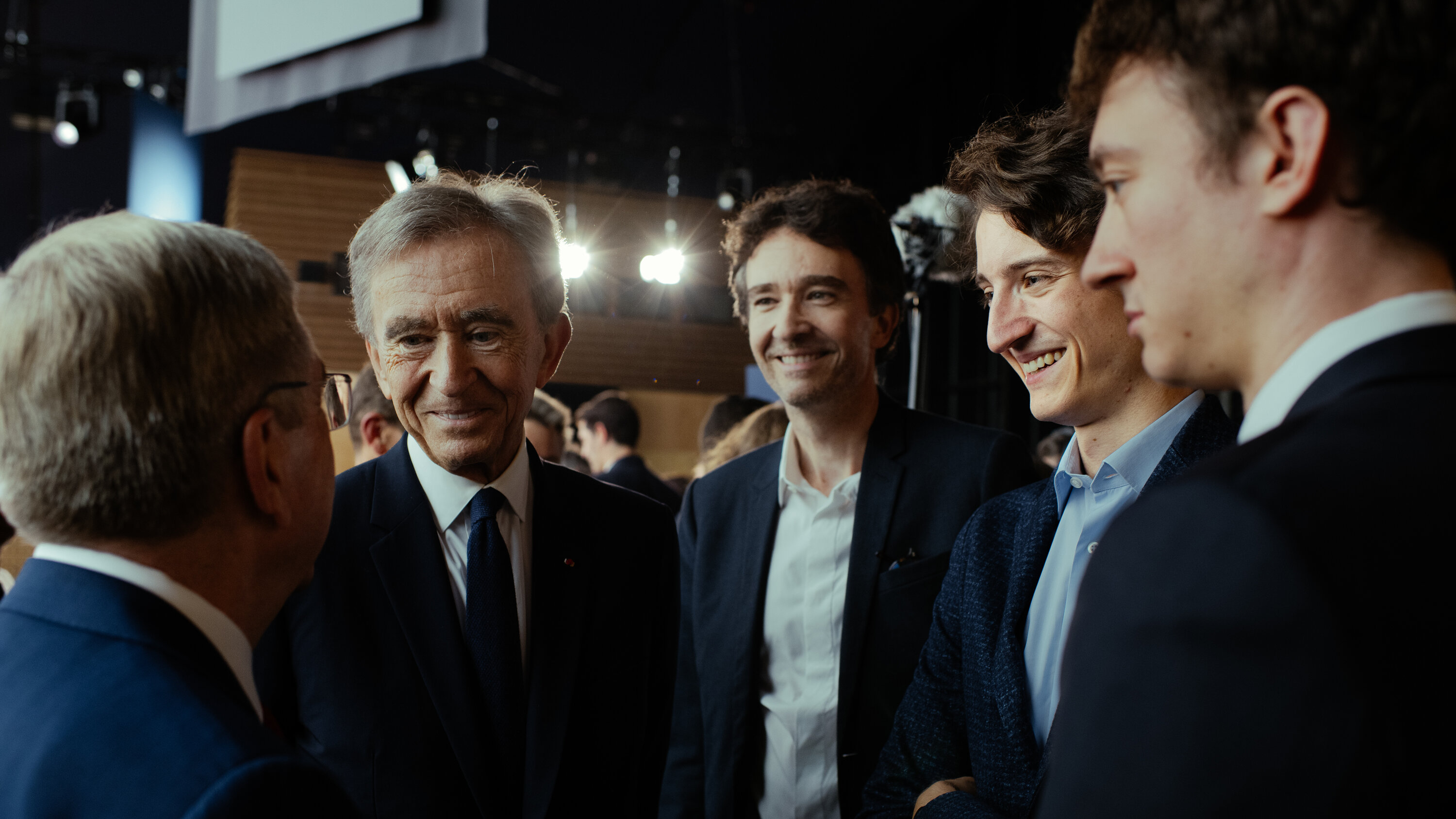 Tỷ ph&uacute; Bernard Arnault đ&atilde; đặt 3 người con trai v&agrave; một người con g&aacute;i v&agrave;o&nbsp;hội đồng quản trị LVMH.