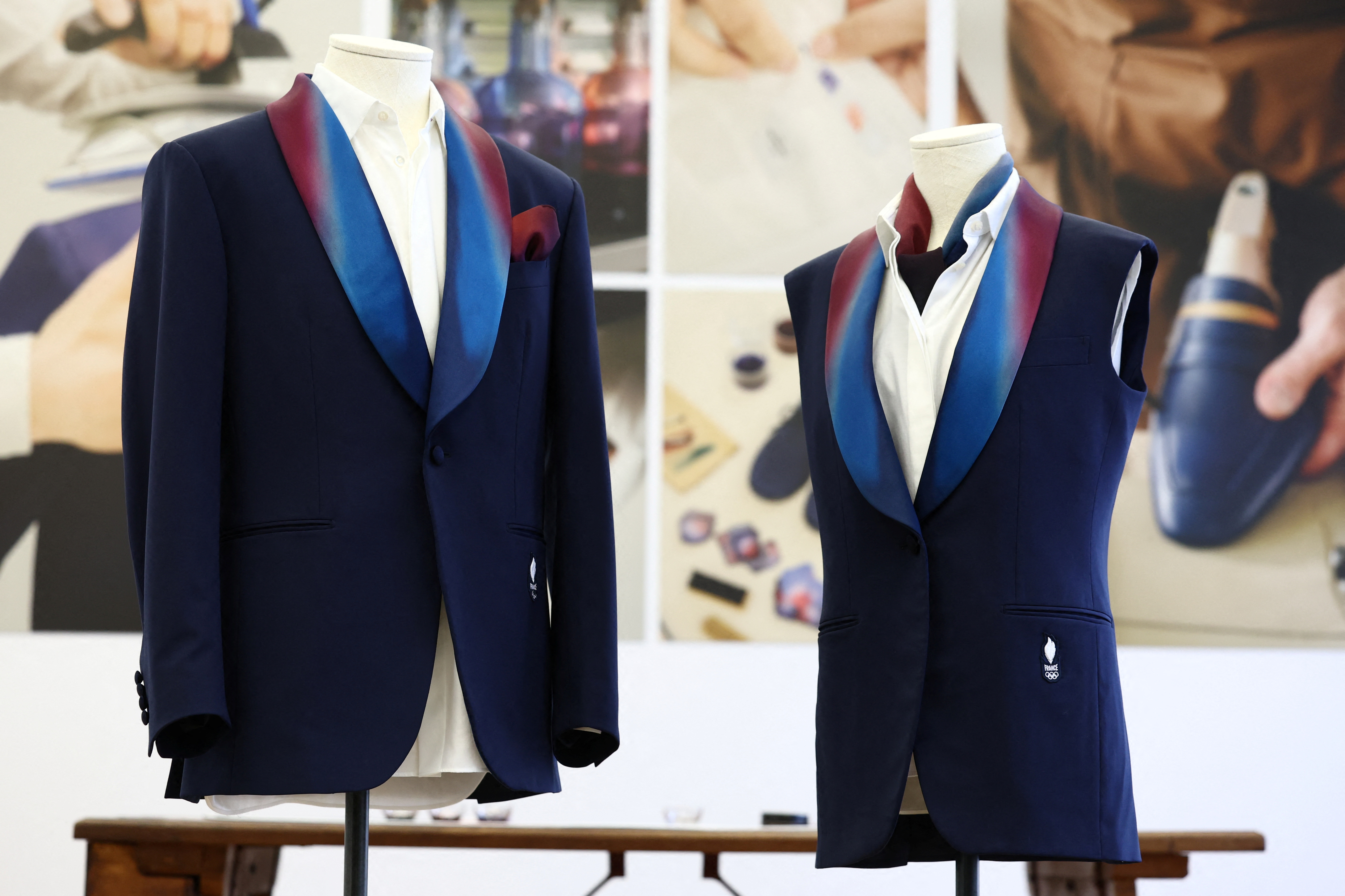 Đồng phục diễu h&agrave;nh của c&aacute;c vận động vi&ecirc;n Ph&aacute;p l&agrave; những set tuxedo m&agrave;u xanh nước biển với ve &aacute;o ombre &aacute;nh hồng.
