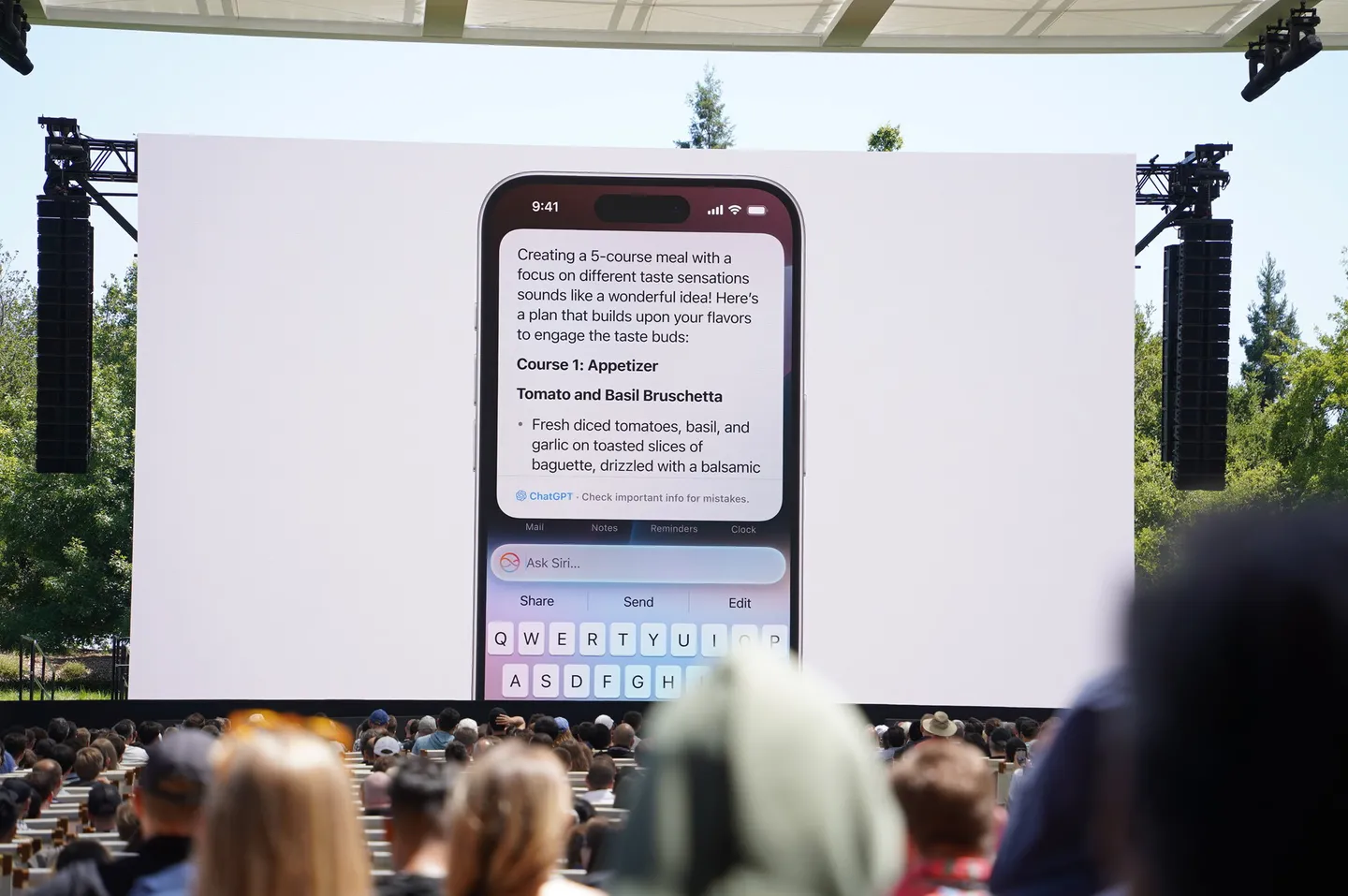 Trợ l&yacute; ảo Siri được t&iacute;ch hợp s&acirc;u hơn v&agrave;o iPhone.