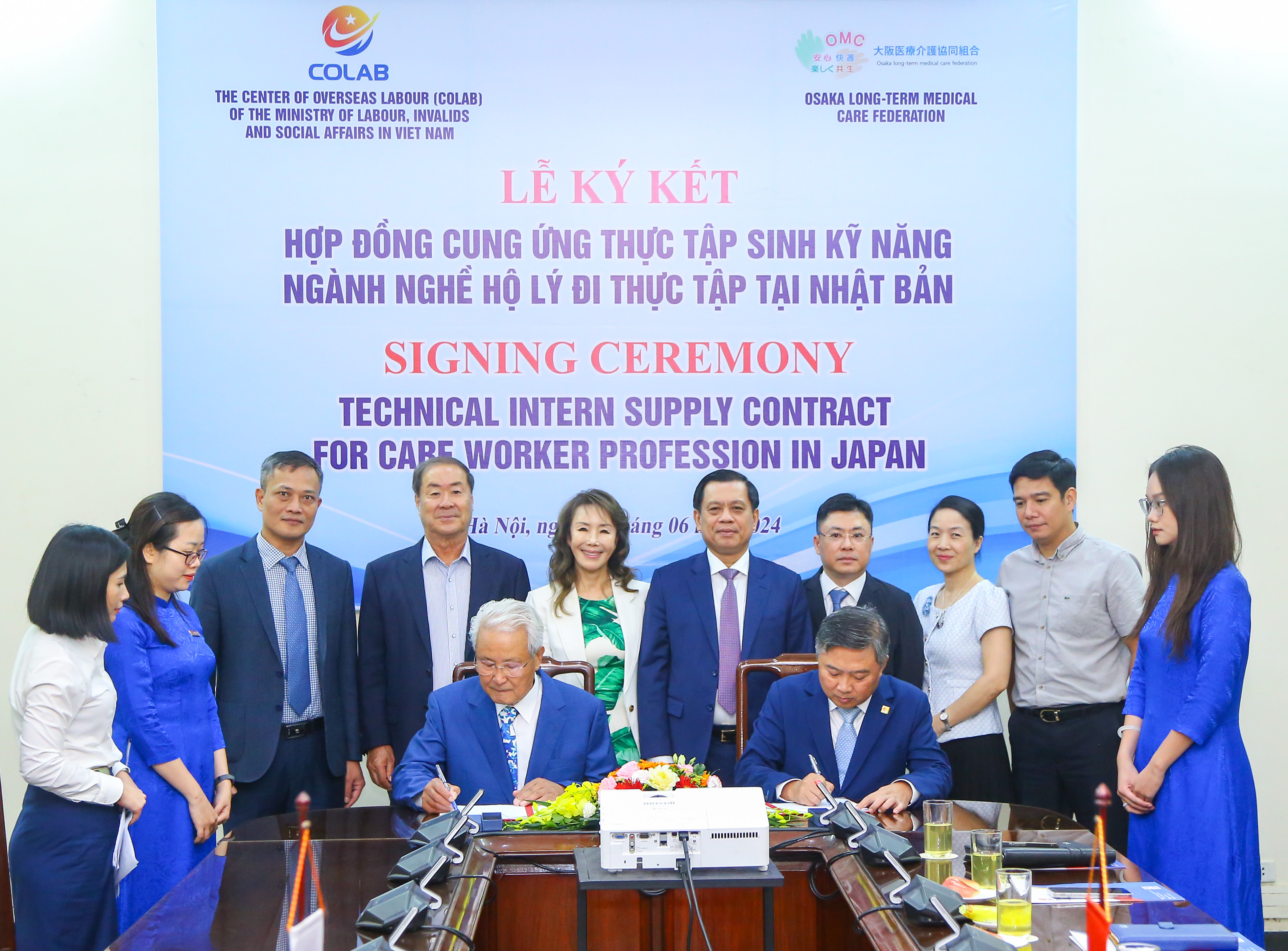 &nbsp;Gi&aacute;m đốc Trung t&acirc;m PG88 Sòng bạc trực tuyến TOP 1 Việt Nam | Casino, Nổ Hũ ngo&agrave;i nước Đặng Huy Hồng v&agrave; Chủ tịch Hiệp hội chăm s&oacute;c y tế Osaka Takeshima Tenmi k&yacute; kết hợp đồng. Ảnh: MOLISA.