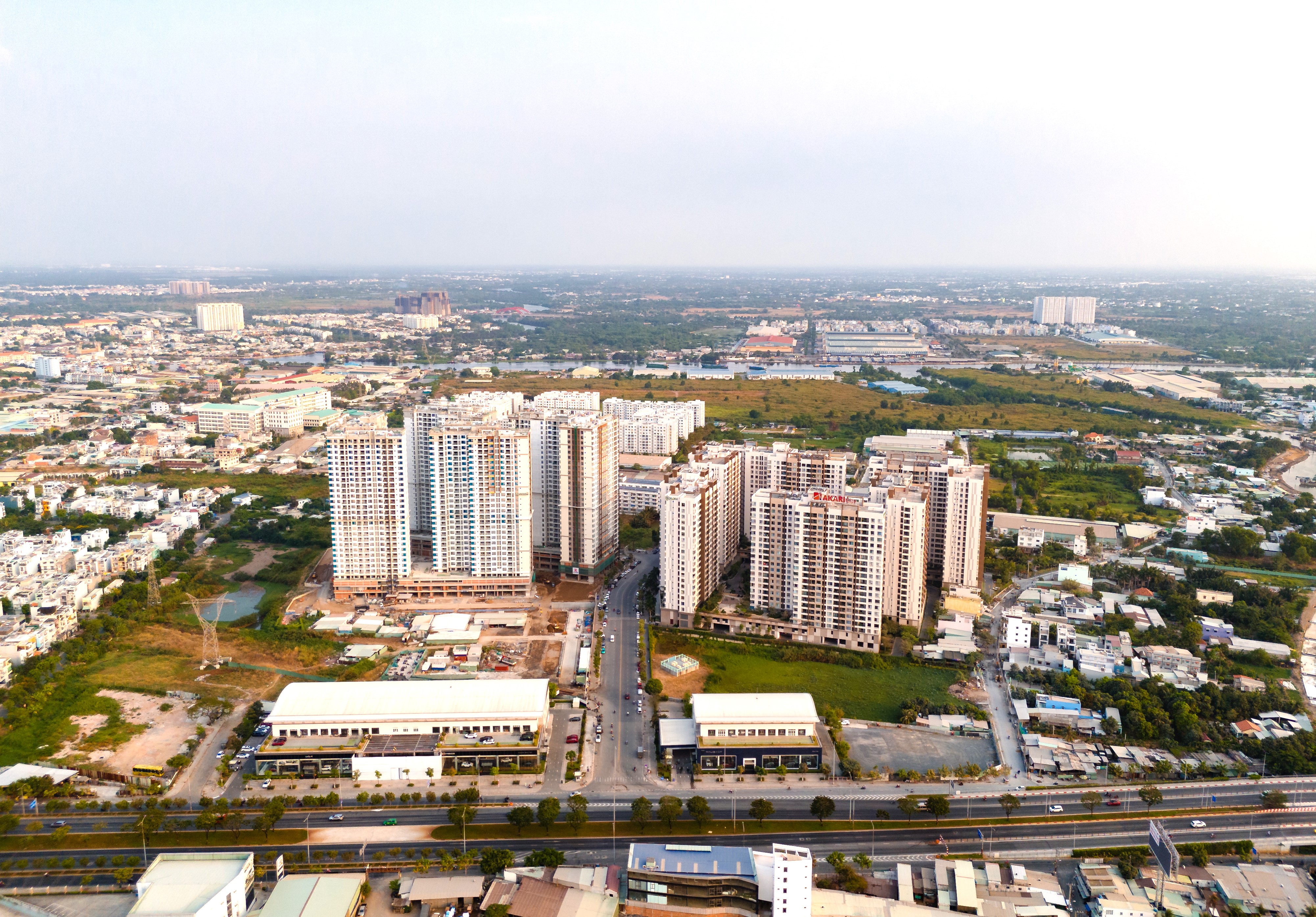 Akari City tọa lạc trên mặt tiền đại lộ Võ Văn Kiệt.