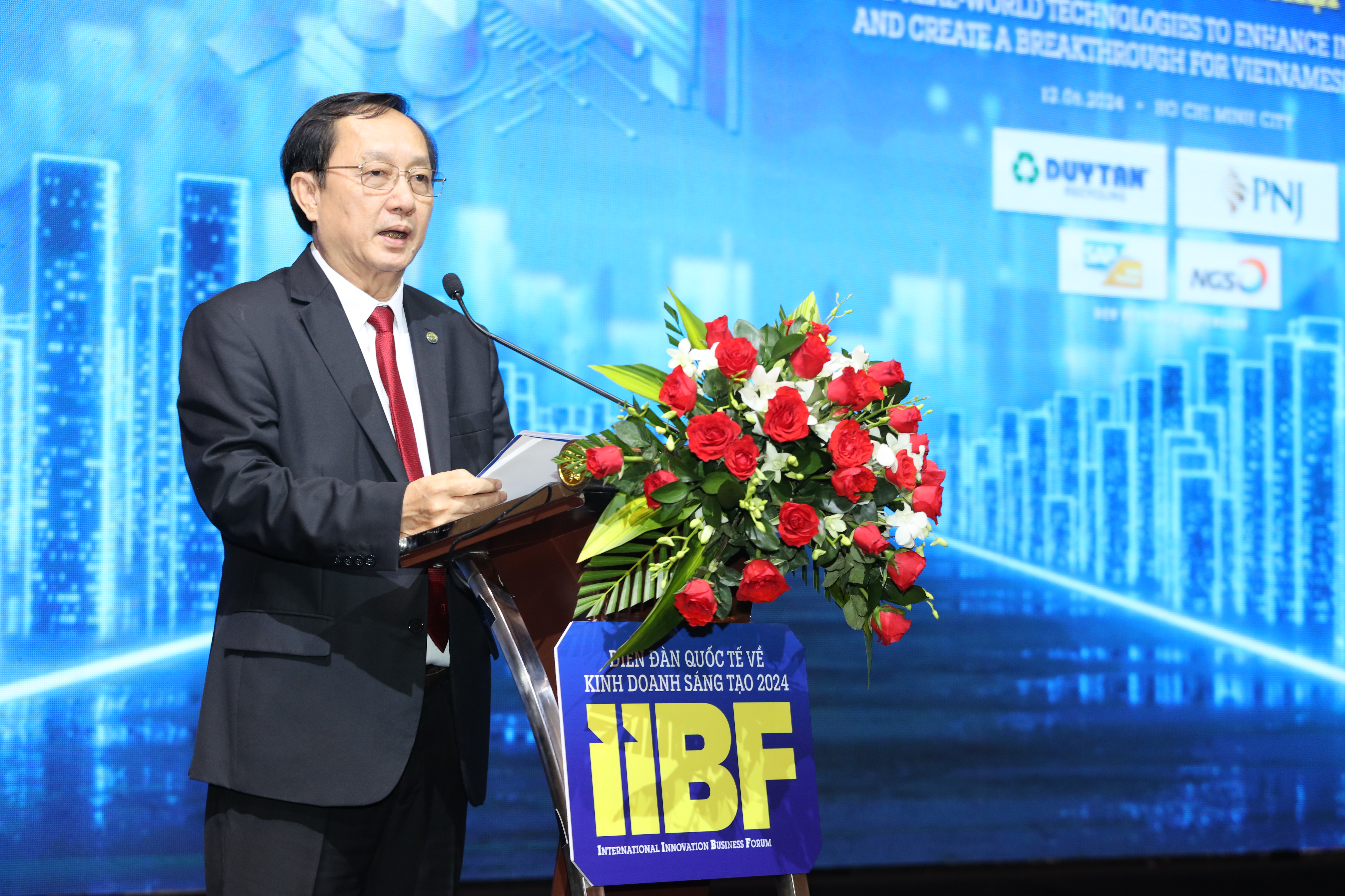 &Ocirc;ng Huỳnh Th&agrave;nh Đạt, Bộ trưởng Bộ Khoa học v&agrave; C&ocirc;ng nghệ, ph&aacute;t biểu tại diễn đ&agrave;n.