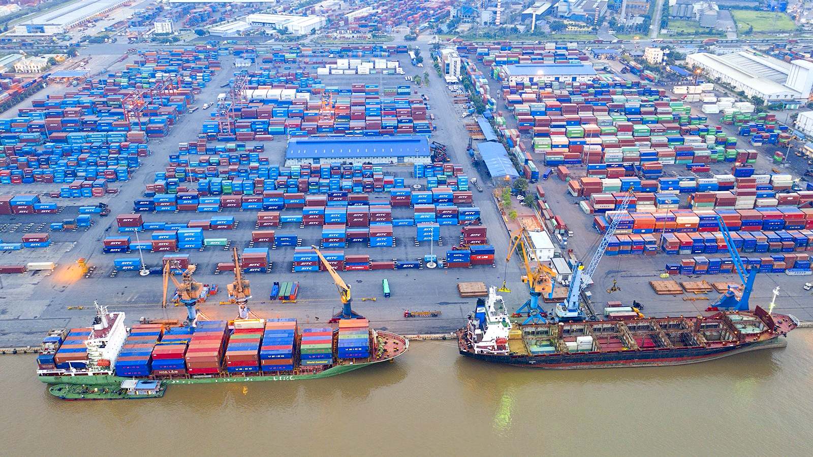 Giá cước container lại neo cao như thời Covid, triển vọng nào cho cổ phiếu nhóm cảng biển? 