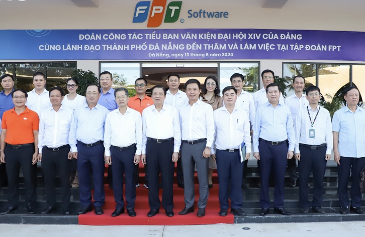 Trưởng Ban nội chính Trung ương Phan Đình Trạc tại buổi Pg88hi Thể Thao, Bóng Đá, Casino, Nổ Hũ, Xổ Số với lãnh đạo Công ty TNHH phần mềm FPT miền Trung.