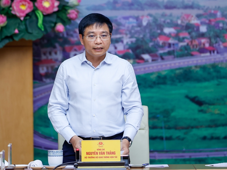 Bộ trưởng Bộ Giao th&ocirc;ng vận tải Nguyễn Văn Thắng b&aacute;o c&aacute;o tại phi&ecirc;n họp - Ảnh: VGP.