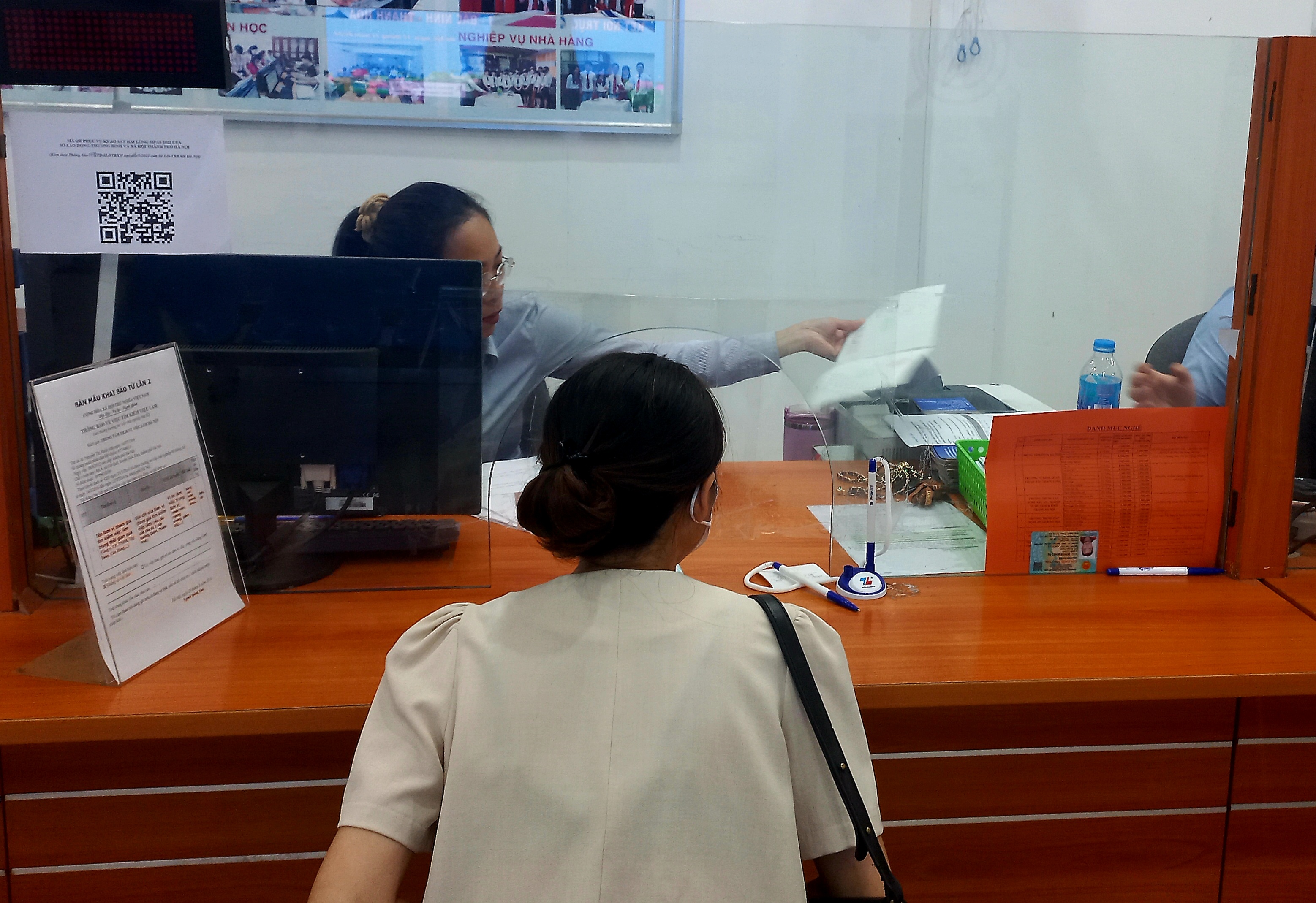 Người lao động làm thủ tục hưởng chế độ liên quan đến bảo hiểm tại Hà Nội. Ảnh: N.Dương.