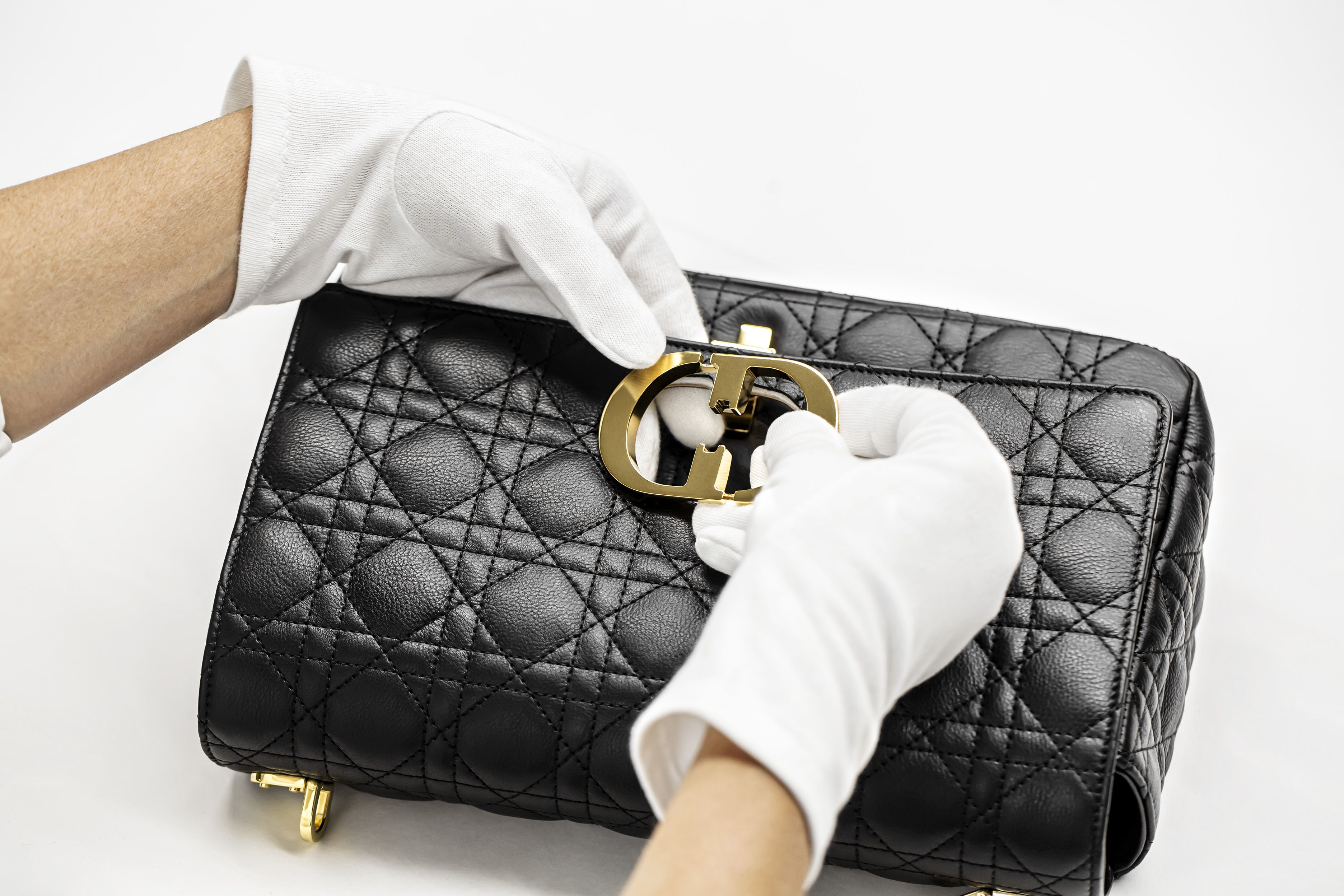 Một nh&agrave; cung cấp do Trung Quốc sở hữu c&oacute; thể t&iacute;nh ph&iacute; cho Dior chỉ 53 euro cho một chiếc t&uacute;i x&aacute;ch được b&aacute;n lẻ với gi&aacute; 2.600 euro.