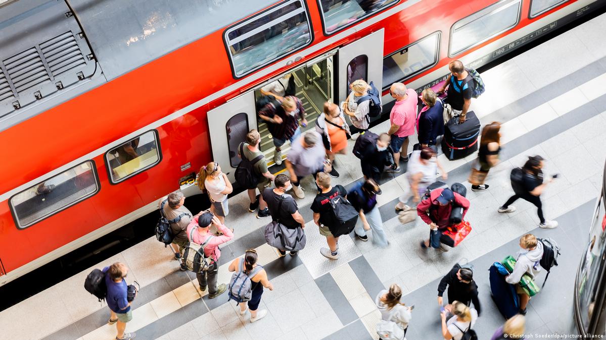 Nếu chỉ ở Đức hai tuần, Deutschland Ticket c&oacute; gi&aacute; 49 euro l&agrave; loại v&eacute; tiết kiệm th&iacute;ch hợp cho kh&aacute;ch du lịch.