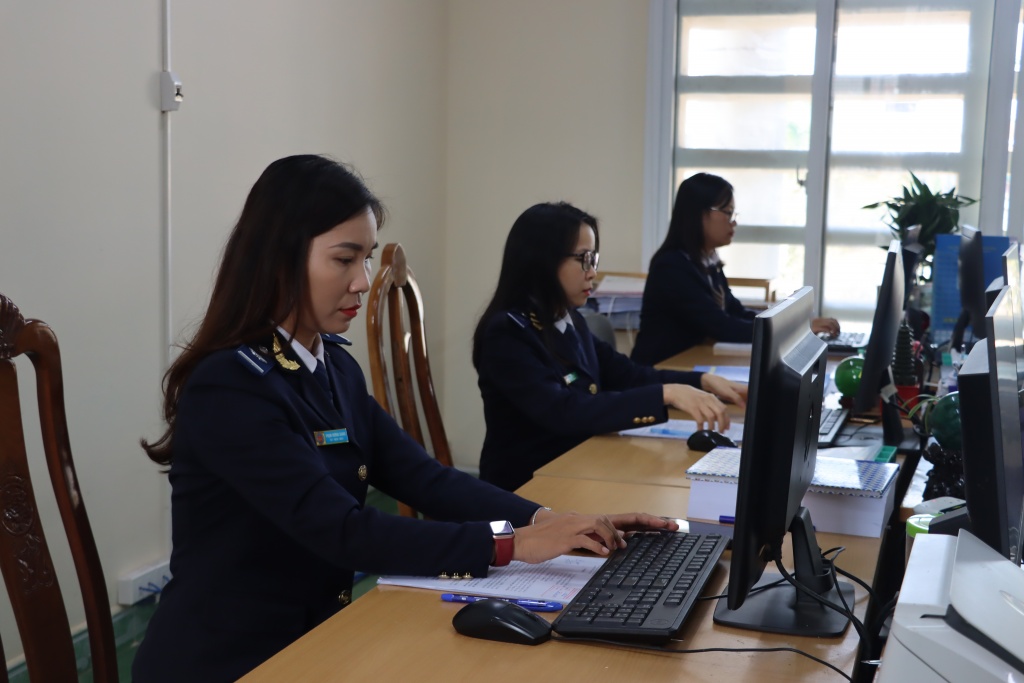 Hoạt động nghiệp vụ của c&ocirc;ng chức Cục Hải quan Thanh H&oacute;a. Ảnh: Ngọc Linh