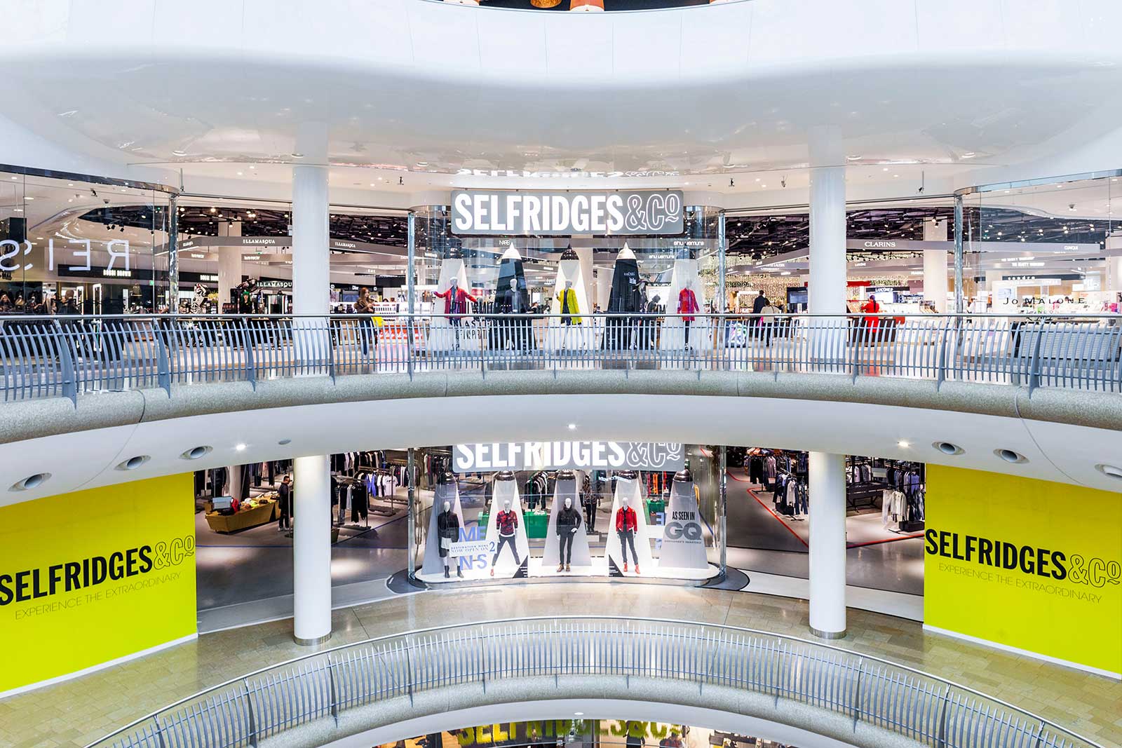 C&aacute;c cửa h&agrave;ng b&aacute;ch ho&aacute; cao cấp như Harrods v&agrave; Selfridges đang t&iacute;ch cực chuẩn bị đ&oacute;n một lượng lớn kh&aacute;ch h&agrave;ng tiềm năng.