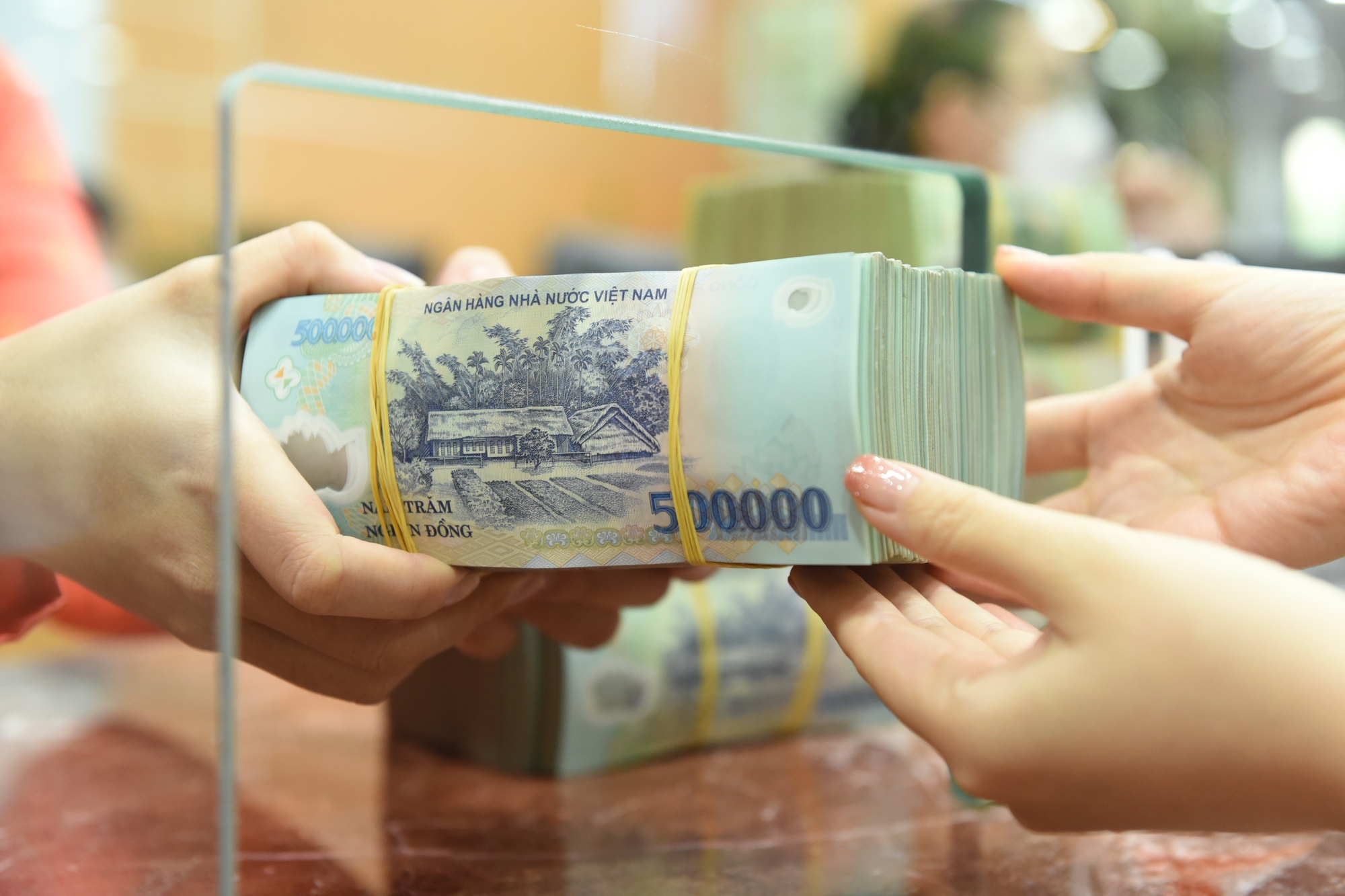 Lãi suất tiết kiệm tăng mạnh ở các kỳ hạn ngắn. 