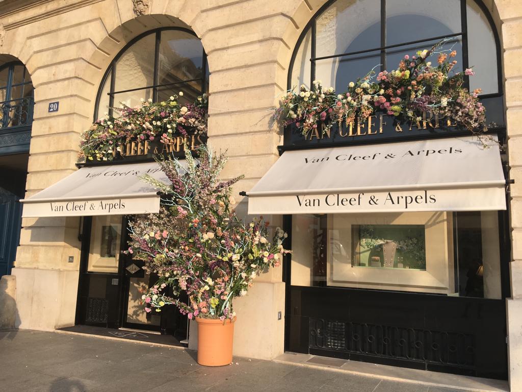 C&aacute;c cửa h&agrave;ng của Van Cleef & Arpels tại Paris vẫn sẽ mở cửa v&agrave; sẵn s&agrave;ng ch&agrave;o đ&oacute;n những 