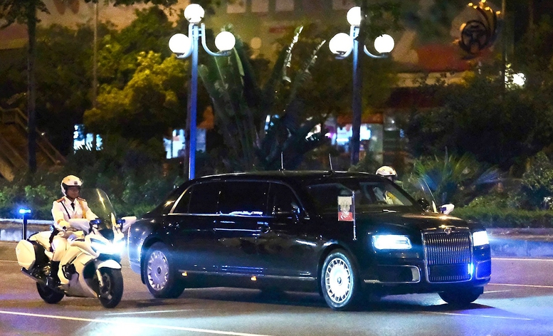 Xe chở Tổng thống Putin đi tr&ecirc;n đường V&otilde; Ch&iacute; C&ocirc;ng, H&agrave; Nội.