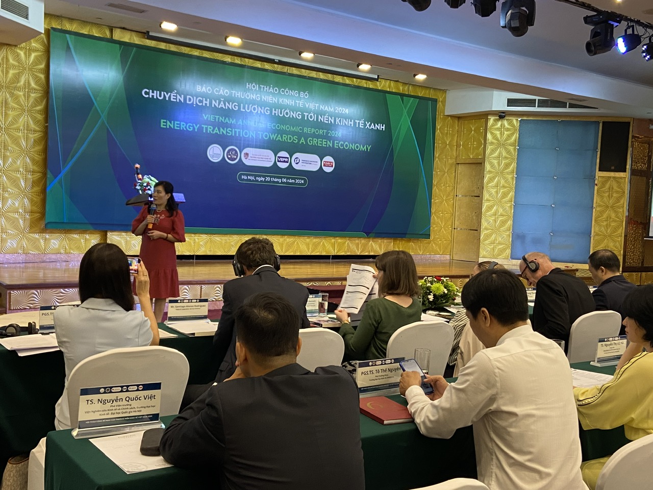 TS Nguyễn Thị Vũ H&agrave;, Trường Đại học Link Trang Chủ PG88.Com Mới #2026 - Đại học Quốc gia H&agrave; Nội, tr&igrave;nh b&agrave;y b&aacute;o c&aacute;o tại hội thảo.