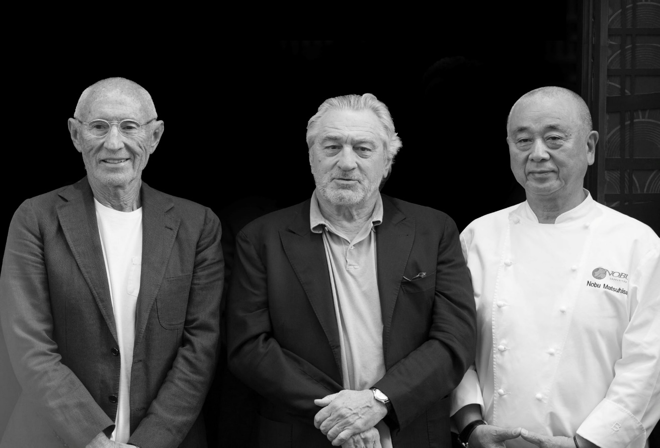 Từ tr&aacute;i qua phải: &Ocirc;ng Meir Teper, Robert De Niro v&agrave; Nobu Matsuhisa &ndash; những nh&agrave; s&aacute;ng lập của Nobu. Ảnh: VCRE