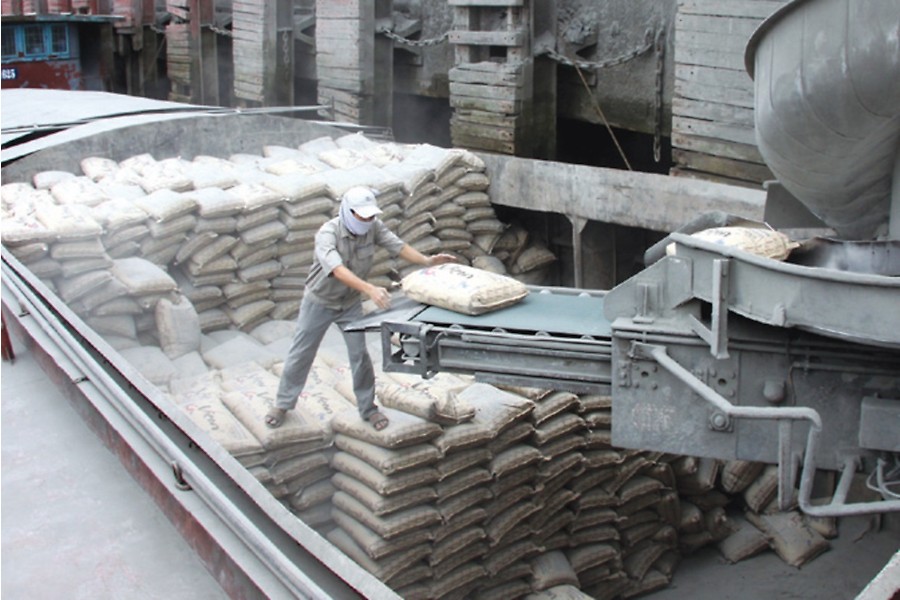 Xi măng l&agrave; ng&agrave;nh c&ocirc;ng nghiệp c&oacute; ph&aacute;t thải carbon lớn - Ảnh minh họa.