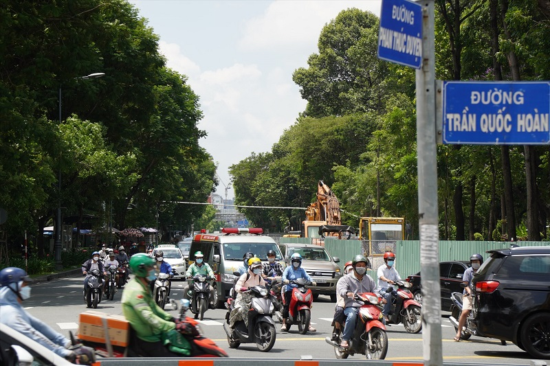 C&ocirc;ng vi&ecirc;n Ho&agrave;ng Văn Thụ (quận T&acirc;n B&igrave;nh) đ&atilde; bị cắt khoảng 1.600 m2 đất c&ugrave;ng 300 c&acirc;y xanh bị di dời, đốn hạ để triển khai dự &aacute;n cửa ng&otilde; s&acirc;n bay T&acirc;n Sơn Nhất.