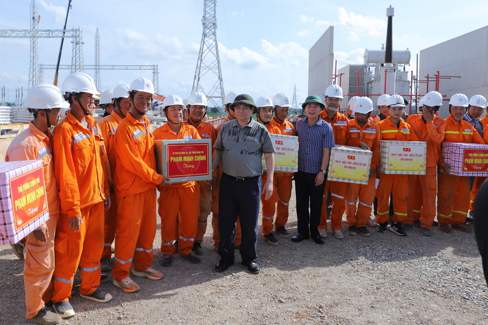 Thủ tướng cũng đề nghị cấp ủy, ch&iacute;nh quyền, tổ chức đo&agrave;n thể thường xuy&ecirc;n động vi&ecirc;n, tặng c&aacute;c sản phẩm địa phương quy&ecirc;n g&oacute;p cho c&aacute;n bộ, c&ocirc;ng nh&acirc;n tr&ecirc;n c&ocirc;ng trường. C&aacute;c đơn vị nỗ lực vượt mọi kh&oacute; khăn, tranh thủ thi c&ocirc;ng &ldquo;3 ca, 4 k&iacute;p&rdquo;, nỗ lực đưa c&ocirc;ng tr&igrave;nh về đ&iacute;ch đ&uacute;ng tiến độ.