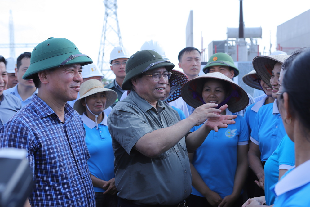 Thủ tướng Ch&iacute;nh phủ thăm, n&oacute;i chuyện với c&aacute;c tổ chức đo&agrave;n thể đến tặng qu&agrave; cho c&ocirc;ng nh&acirc;n tr&ecirc;n c&ocirc;ng trường.