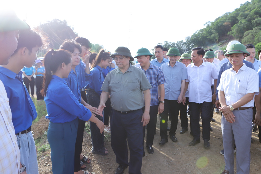 Thủ tướng cũng cho rằng cần đưa th&ecirc;m lực lượng đo&agrave;n vi&ecirc;n Thanh ni&ecirc;n Cộng sản Hồ Ch&iacute; Minh v&agrave;o hỗ trợ c&ocirc;ng tr&igrave;nh. Qua c&ocirc;ng tr&igrave;nh n&agrave;y, Nh&acirc;n d&acirc;n sẽ c&agrave;ng hiểu v&agrave; ấn tượng hơn với h&igrave;nh ảnh c&aacute;n bộ, c&ocirc;ng nh&acirc;n ng&agrave;nh Điện, ng&agrave;nh X&acirc;y dựng ng&agrave;y đ&ecirc;m PG88 Sòng bạc trực tuyến TOP 1 Việt Nam | Casino, Nổ Hũ tr&ecirc;n c&ocirc;ng trường.