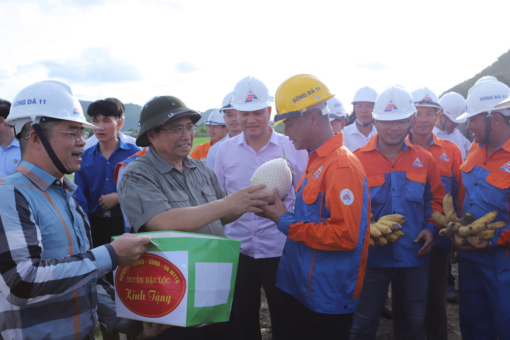 Thủ tướng thăm, động viên công nhân thi công Pg88vn.top độc quyền mỗi ngày Đường dây 500kV mạch 3
