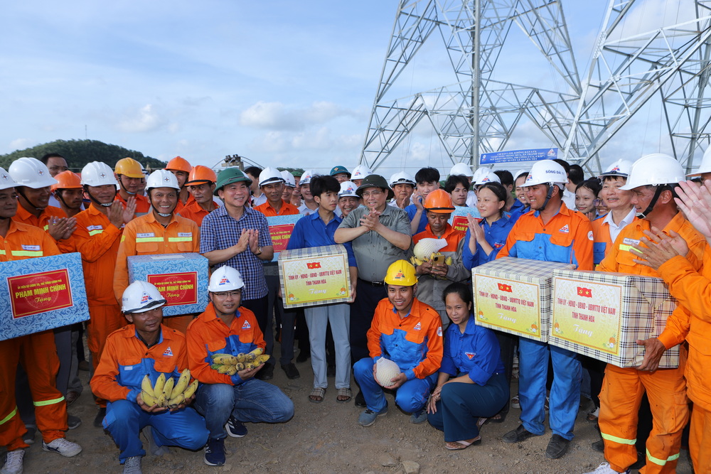 Thay mặt Ch&iacute;nh phủ, Thủ tướng cảm ơn đội ngũ c&aacute;n bộ, kỹ sư, c&ocirc;ng nh&acirc;n c&aacute;c đơn vị của ng&agrave;nh Điện tr&ecirc;n khắp mọi miền đất nước đ&atilde; về hỗ trợ c&ocirc;ng tr&igrave;nh. Thủ tướng mong c&aacute;c đơn vị l&agrave;m việc với tinh thần &ldquo;vượt nắng, thắng mưa&rdquo;, &ldquo;chỉ b&agrave;n l&agrave;m, kh&ocirc;ng b&agrave;n l&ugrave;i&rdquo; để c&ocirc;ng tr&igrave;nh được ho&agrave;n th&agrave;nh v&agrave;o ng&agrave;y 28/6.