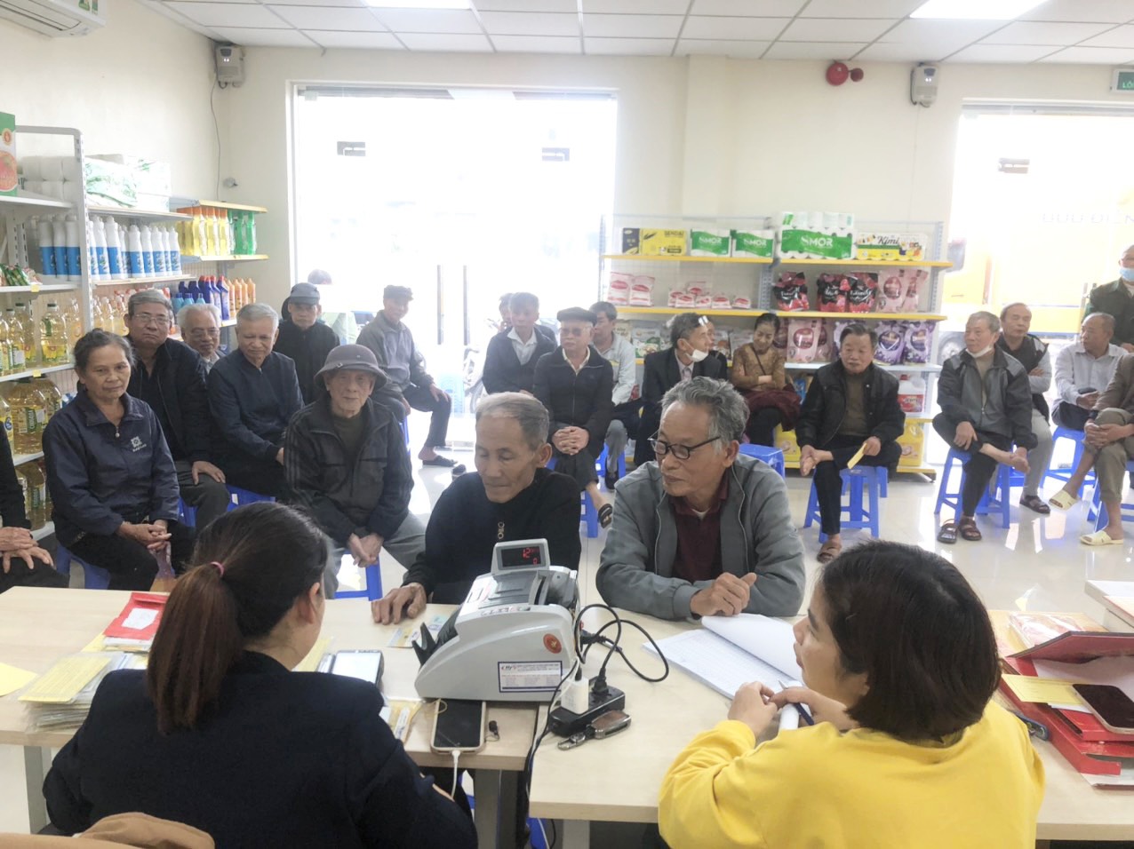 Người hưởng chờ nhận lương hưu, trợ cấp bảo hiểm.