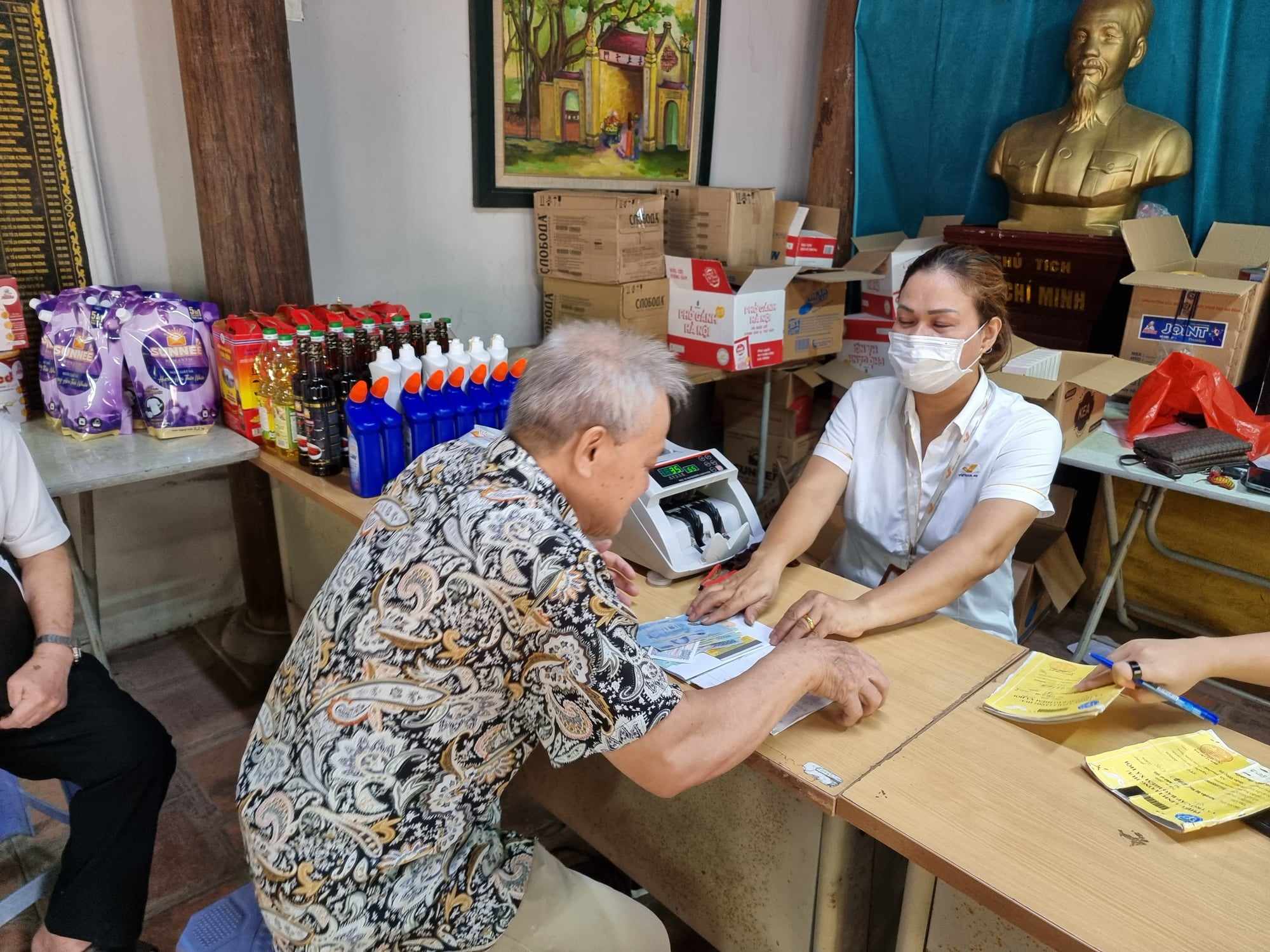 Người hưởng nhận lương hưu tại Hà Nội. Ảnh: Xuân Minh.