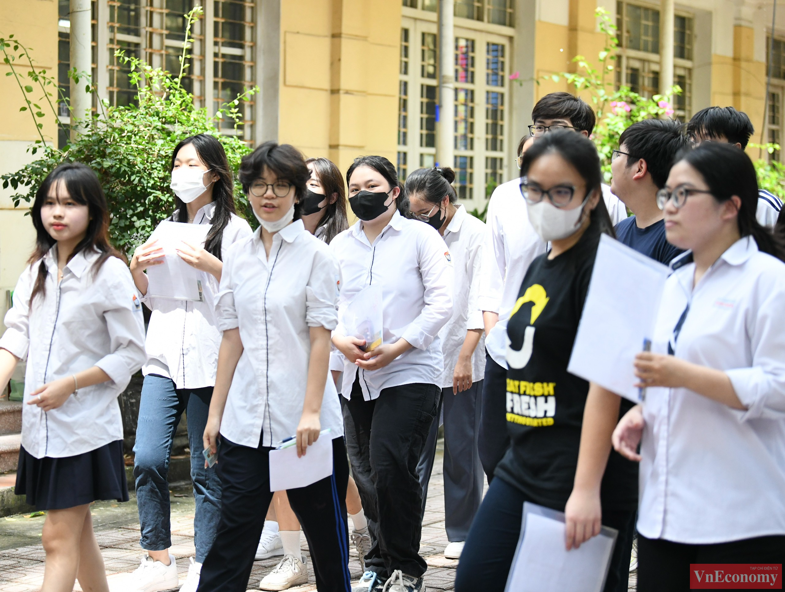 Ng&agrave;y 27, 28/6 th&iacute; sinh l&agrave;m b&agrave;i thi, trong đ&oacute;, s&aacute;ng mai 27/6, th&iacute; sinh sẽ l&agrave;m b&agrave;i thi tự luận m&ocirc;n Văn v&agrave; b&agrave;i thi To&aacute;n buổi chiều. S&aacute;ng ng&agrave;y 28/6 thi b&agrave;i thi tổ hợp v&agrave; buổi chiều thi m&ocirc;n Tiếng Anh.
