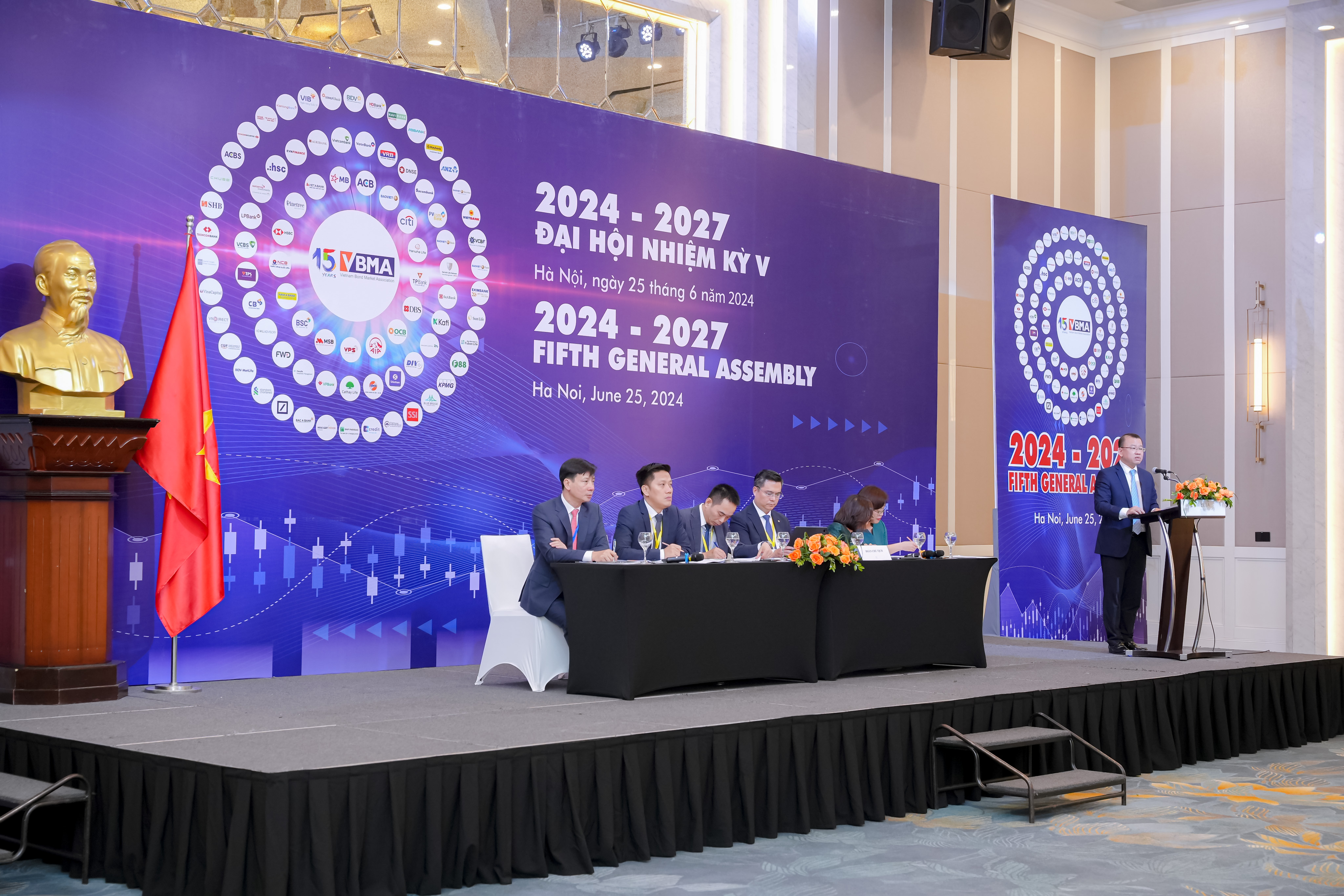 &Ocirc;ng Nguyễn Ho&agrave;ng Dương, Ph&oacute; Vụ trưởng Vụ T&agrave;i ch&iacute;nh c&aacute;c ng&acirc;n h&agrave;ng v&agrave; tổ chức t&agrave;i ch&iacute;nh, Bộ T&agrave;i ch&iacute;nh ph&aacute;t biểu tại đại hội.
