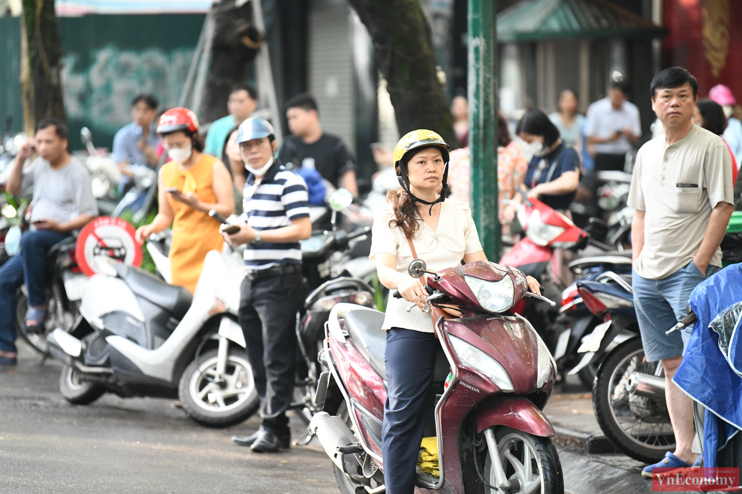 C&aacute;c th&iacute; sinh đi thi, nhưng phụ huynh cũng trong t&acirc;m trạng hồi hộp, lo lắng kh&ocirc;ng k&eacute;m. Nhiều phụ huynh t&acirc;m sự muốn ở lại khu vực điểm thi để chờ con,&nbsp;mong con th&igrave; hết khả năng của m&igrave;nh: &ldquo; Bố mẹ sẽ lu&ocirc;n đồng h&agrave;nh với con v&agrave; ch&uacute;c con đạt kết quả như mong muốn&rdquo;.