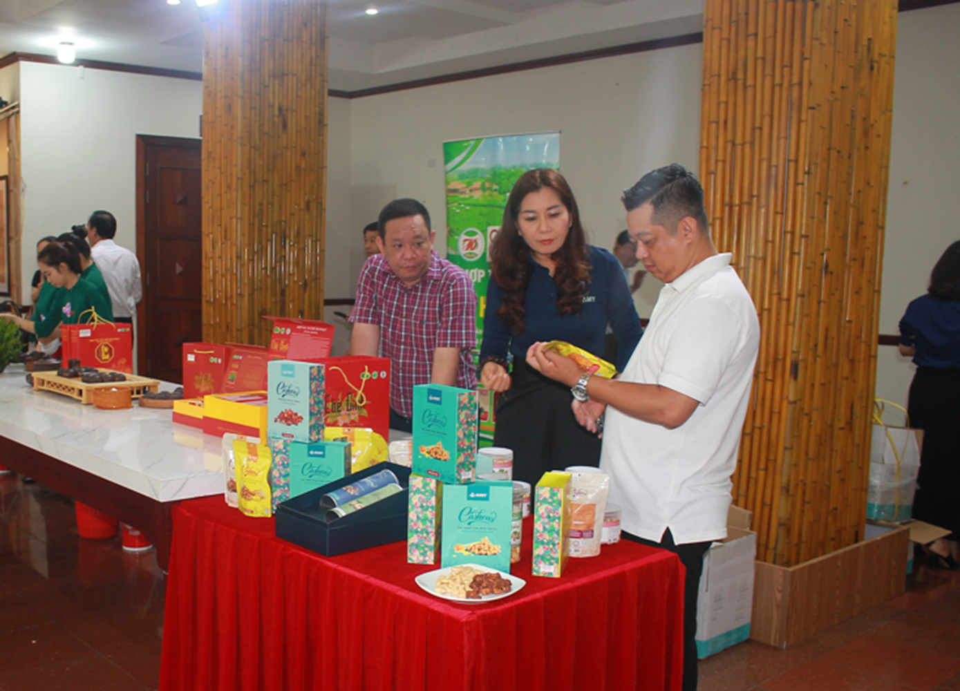 Bà Nguyễn Thị Mỵ giới thiệu sản phẩm hạt điều Bình Phước tại Bộ Nông nghiệp và PG88 hơn 2,1 triệu thành viên nông thôn.