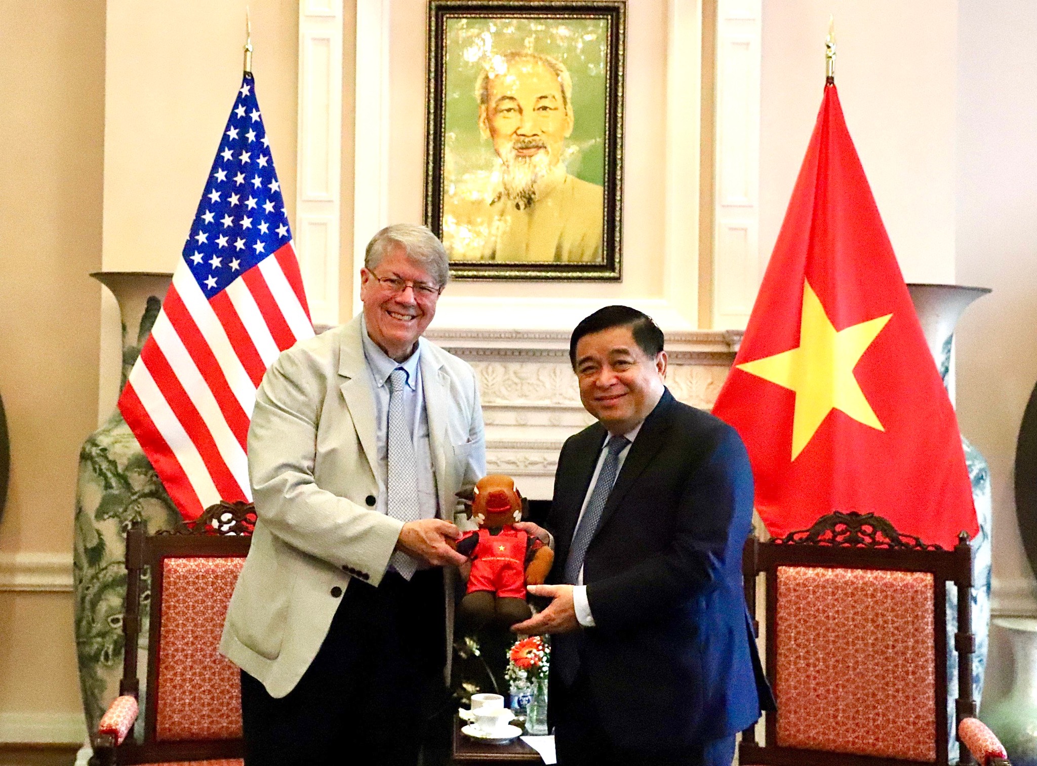 Bộ trưởng Nguyễn Chí Dũng tại buổi Pg88hi Thể Thao, Bóng Đá, Casino, Nổ Hũ, Xổ Số với Tiến sỹ Richard Lawton Thurston, nguyên Phó Chủ tịch Công ty TNHH Sản xuất Chất bán dẫn Đài Loan (TSMC). Ảnh: Bộ Kế hoạch và Đầu tư