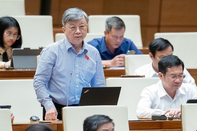 Đại biểu Trương Trọng Nghĩa, đo&agrave;n TP. Hồ Ch&iacute; Minh, ph&aacute;t biểu tại phi&ecirc;n thảo luận ng&agrave;y 28/6.