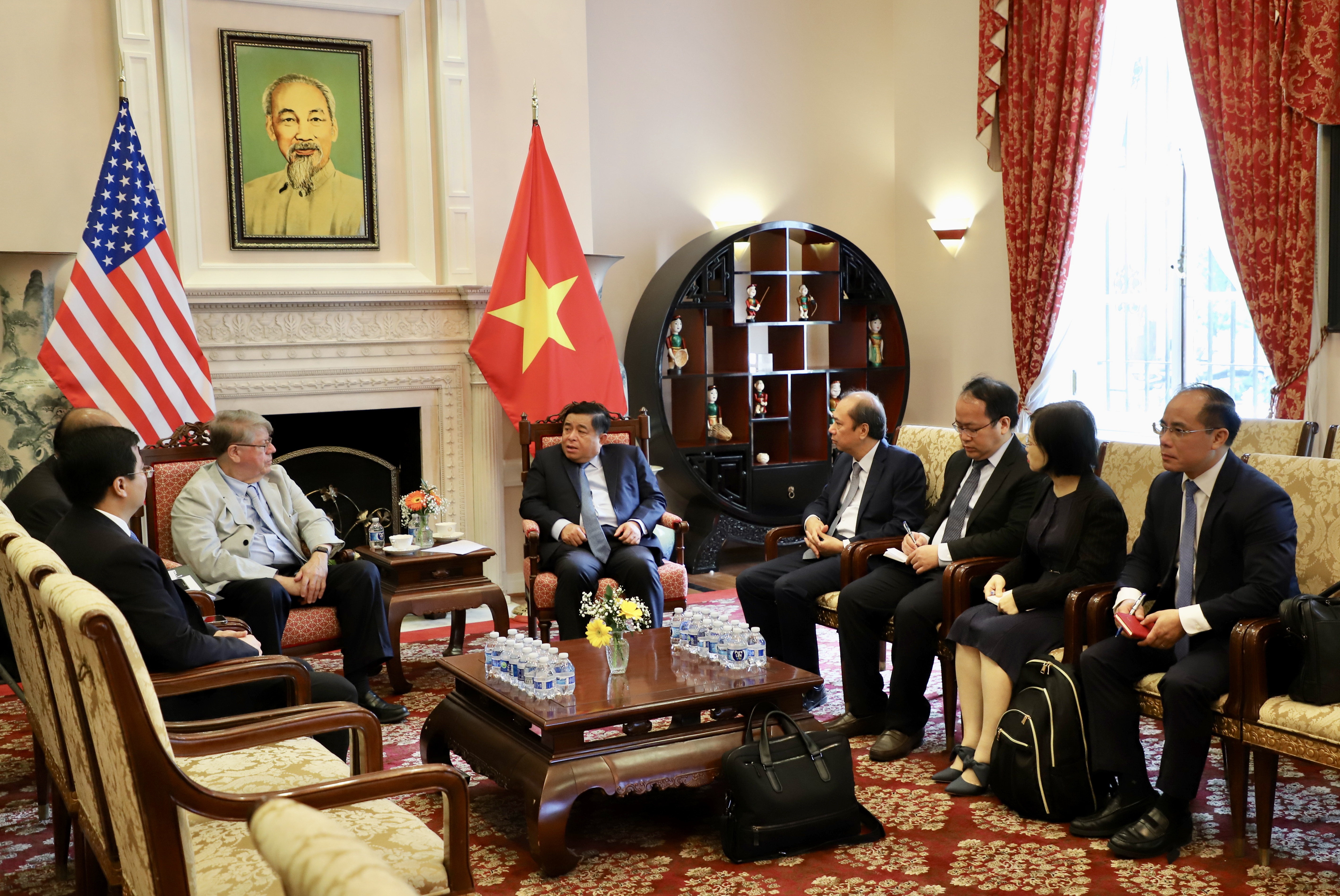 To&agrave;n cảnh buổi l&agrave;m việc giữa Bộ trưởng Nguyễn Ch&iacute; Dũng v&agrave; TS. Richard Lawton Thurston, nguy&ecirc;n Ph&oacute; Chủ tịch C&ocirc;ng ty TNHH Sản xuất Chất b&aacute;n dẫn Đ&agrave;i Loan&nbsp;(TSMC).