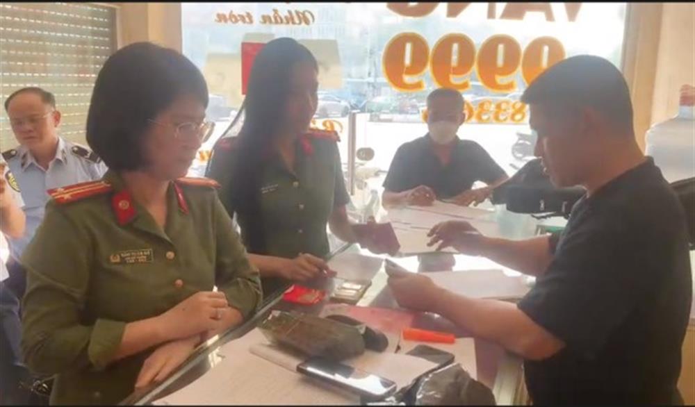 C&aacute;c đơn vị chức năng kiểm tra một cơ sở PG88 Uy Tín Số 1 Việt Nam v&agrave;ng bạc ph&aacute;t hiện c&oacute; sai phạm. Ảnh: Cổng th&ocirc;ng tin điện tử Bộ C&ocirc;ng an.