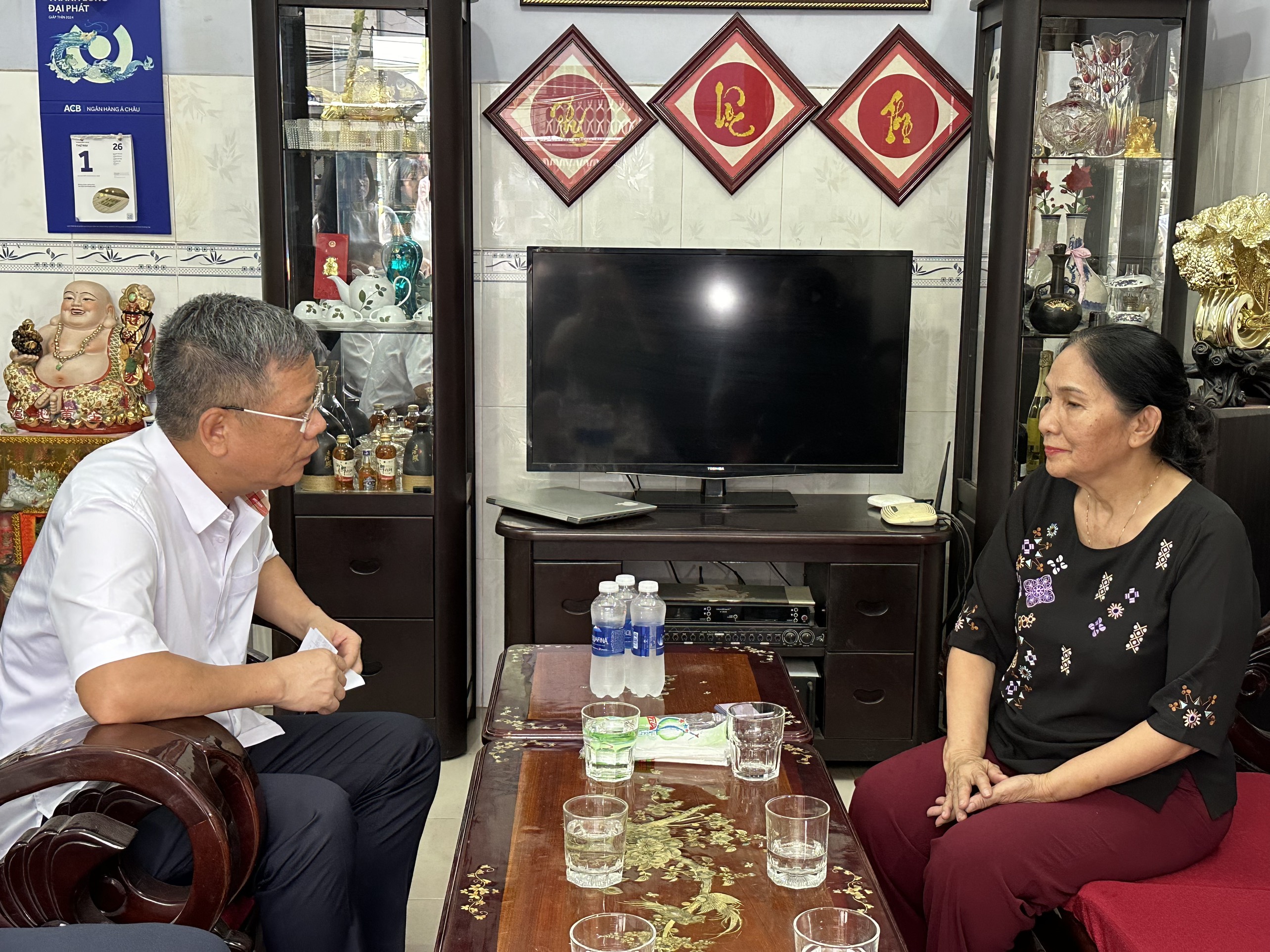 Ph&oacute; Tổng Gi&aacute;m đốc Bảo hiểm x&atilde; hội Việt Nam Trần Đ&igrave;nh Liệu thăm hỏi người hưởng tại TP. HCM.