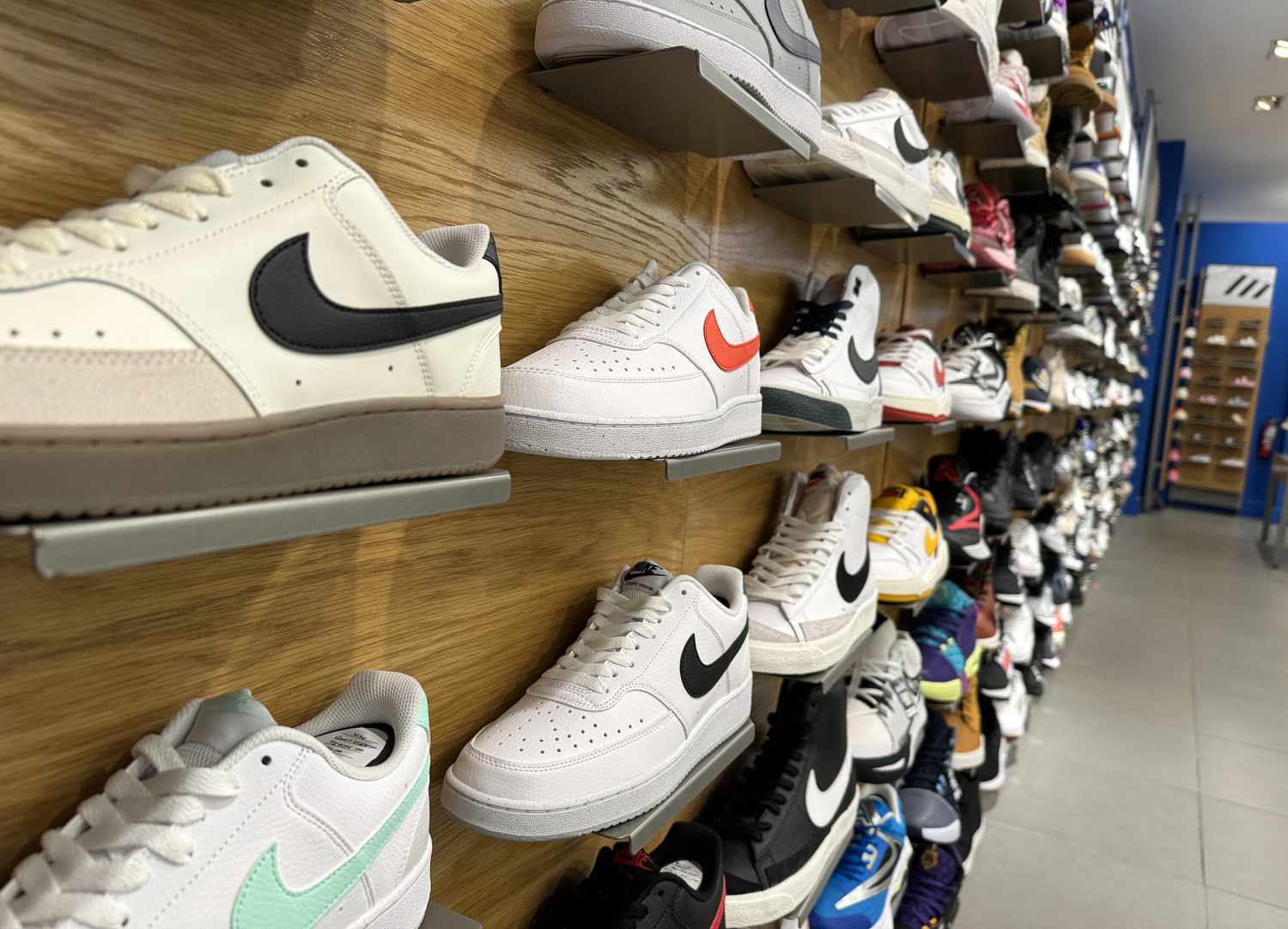 Nike ghi nhận mức tăng trưởng chậm chạp trong bối cảnh sức mua của người ti&ecirc;u d&ugrave;ng ở c&aacute;c thị trường ch&iacute;nh giảm mạnh.