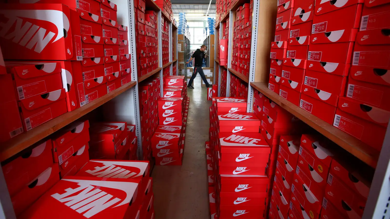 Để gh&igrave;m lại đ&agrave; giảm doanh số đang ng&agrave;y c&agrave;ng tồi tệ, Nike giảm sản xuất nhiều thương hiệu đang dư cung.