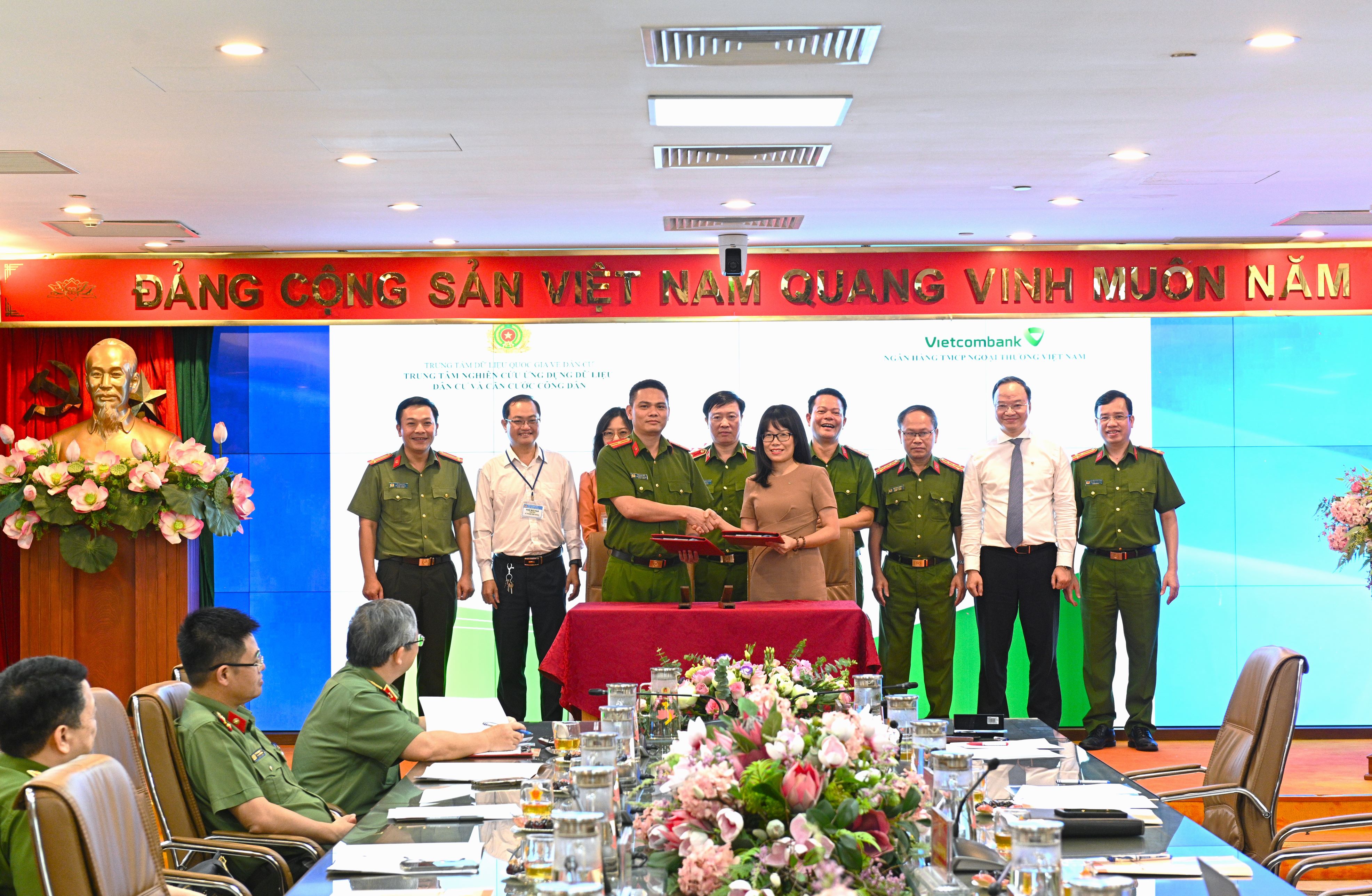 B&agrave; Đo&agrave;n Hồng Nhung - Gi&aacute;m đốc Khối B&aacute;n lẻ Vietcombank v&agrave; Thiếu t&aacute; Trần Duy Hiển - Gi&aacute;m đốc Trung t&acirc;m Nghi&ecirc;n cứu, ứng dụng dữ liệu d&acirc;n cư v&agrave; căn cước c&ocirc;ng d&acirc;n (RAR) đại diện hai b&ecirc;n k&yacute; kết &ldquo;Dịch vụ x&aacute;c thực điện tử&rdquo;.