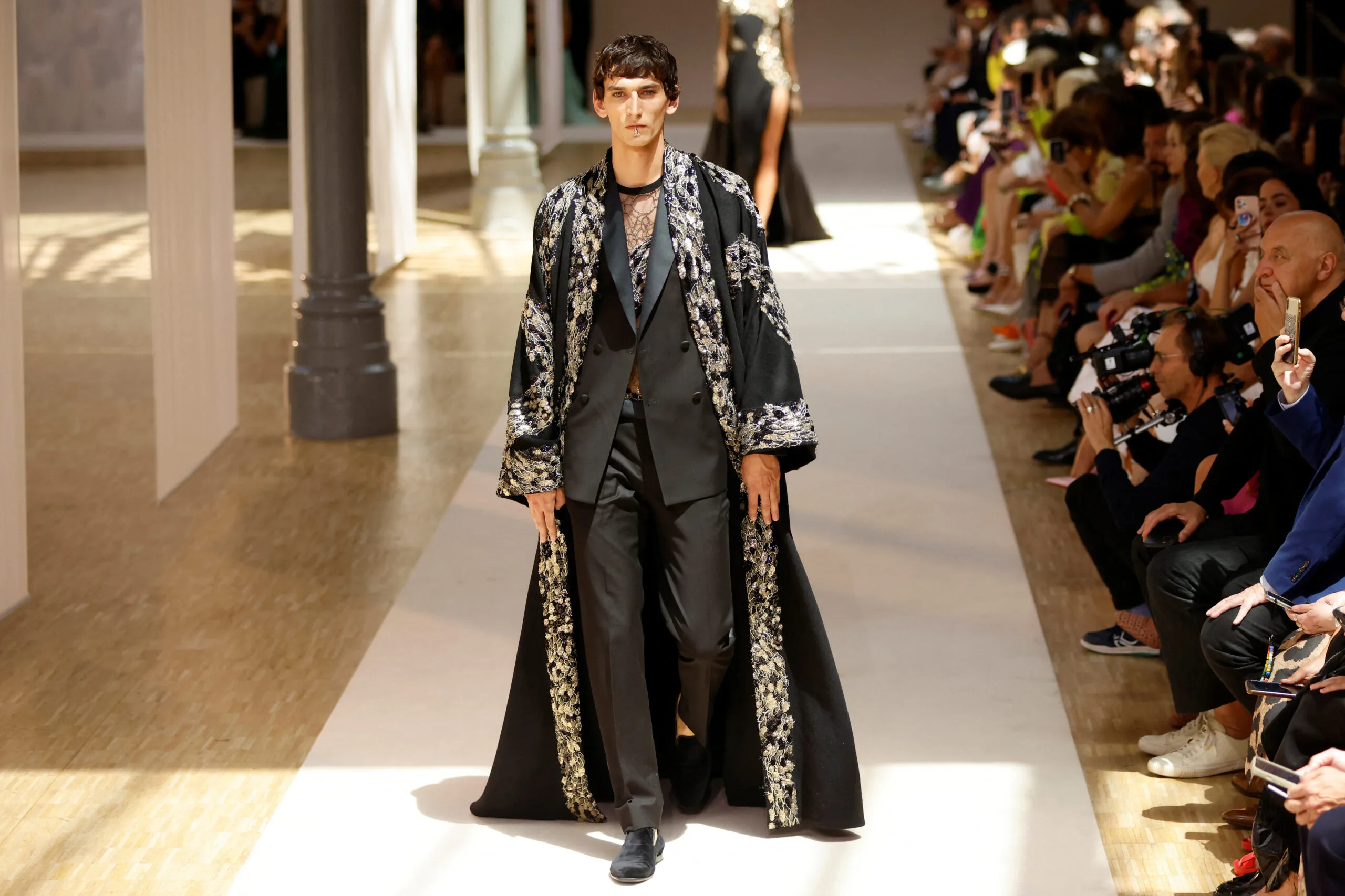Nhiều thương hiệu đ&atilde; rục rịch chuyển hướng khi c&ocirc;ng bố đổi mới Haute Couture.