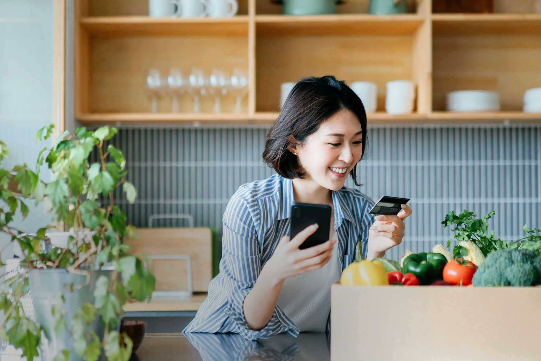 Điện thoại di động l&agrave; thiết bị được sử dụng nhiều nhất để mua h&agrave;ng tại Việt Nam.