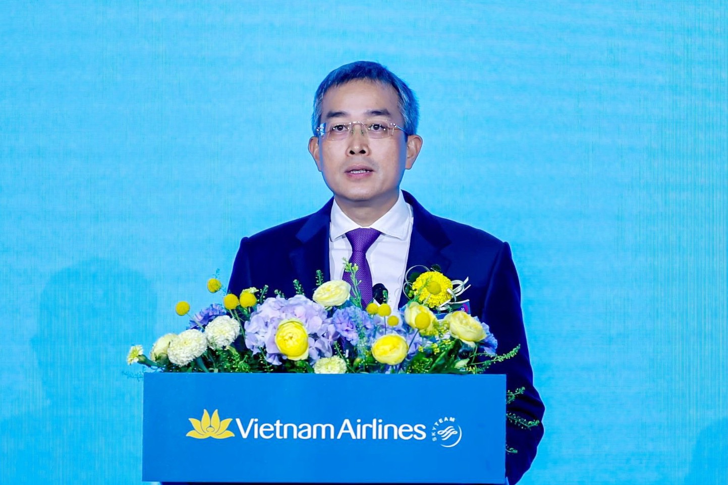 &ldquo;Tự h&agrave;o l&agrave; h&atilde;ng h&agrave;ng kh&ocirc;ng đặt những vi&ecirc;n gạch đầu ti&ecirc;n x&acirc;y dựng v&agrave; ph&aacute;t triển thị trường h&agrave;ng kh&ocirc;ng s&ocirc;i động như ng&agrave;y h&ocirc;m nay, 30 năm qua, Vietnam Airlines đ&atilde; kh&ocirc;ng ngừng nỗ lực mở rộng đường bay v&agrave; n&acirc;ng cấp đội m&aacute;y bay tr&ecirc;n đường bay H&agrave;n Quốc.&rdquo; - Chủ tịch HĐQT Vietnam Airlines Đặng Ngọc H&ograve;a chia sẻ tại sự kiện.