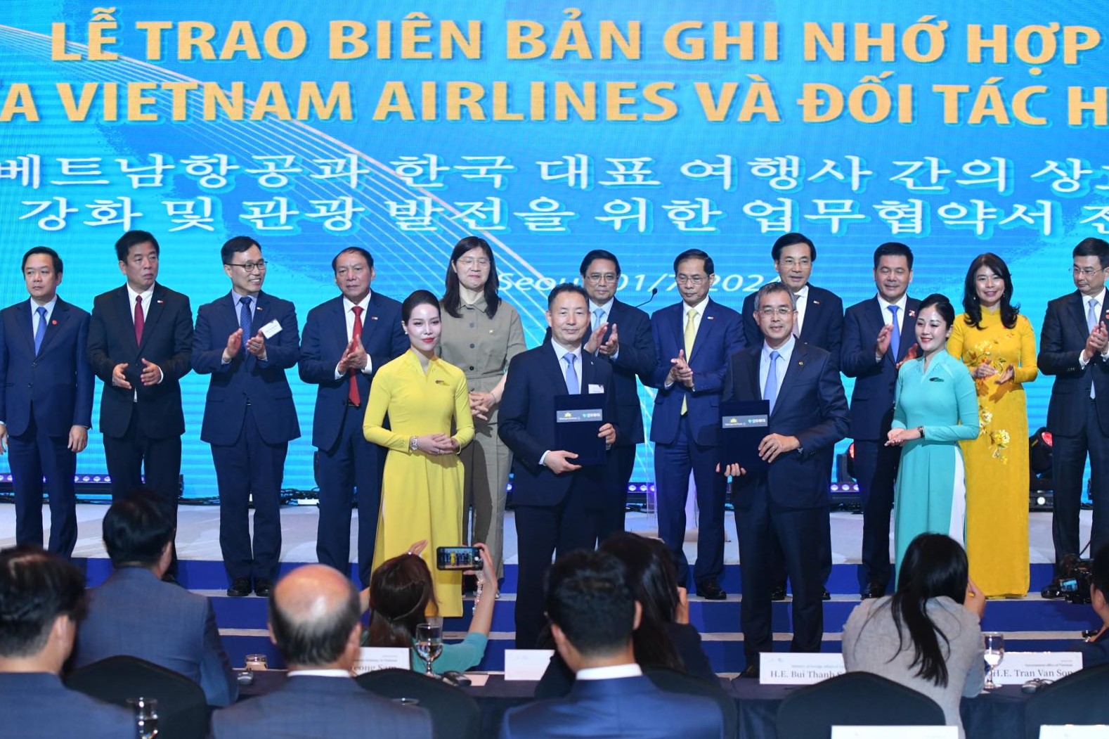 Trước đ&oacute;, v&agrave;o ng&agrave;y 1/7, H&atilde;ng cũng đ&atilde; đ&atilde; trao Bi&ecirc;n bản ghi nhớ hợp t&aacute;c với 4 c&ocirc;ng ty du lịch tại H&agrave;n Quốc. Theo đ&oacute;, Vietnam Airlines sẽ phối hợp với c&aacute;c đối t&aacute;c tăng cường x&uacute;c tiến Pg88vn Trang Chủ Chính Thức, du lịch hai chiều, hỗ trợ lẫn nhau trong c&aacute;c hoạt động quảng b&aacute;, tiếp thị v&agrave; hợp t&aacute;c sản phẩm, dịch vụ h&agrave;ng kh&ocirc;ng.